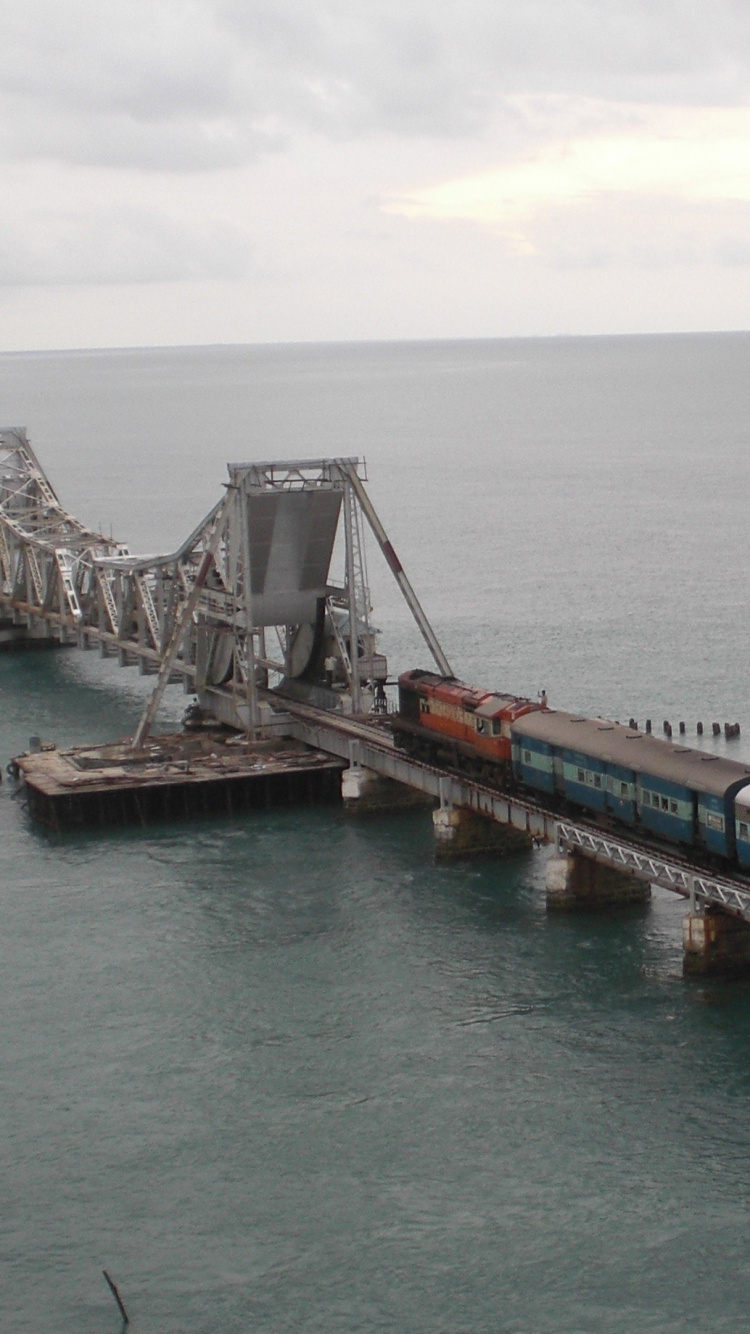 Braunes Holzdock am Meer Tagsüber. Wallpaper in 750x1334 Resolution