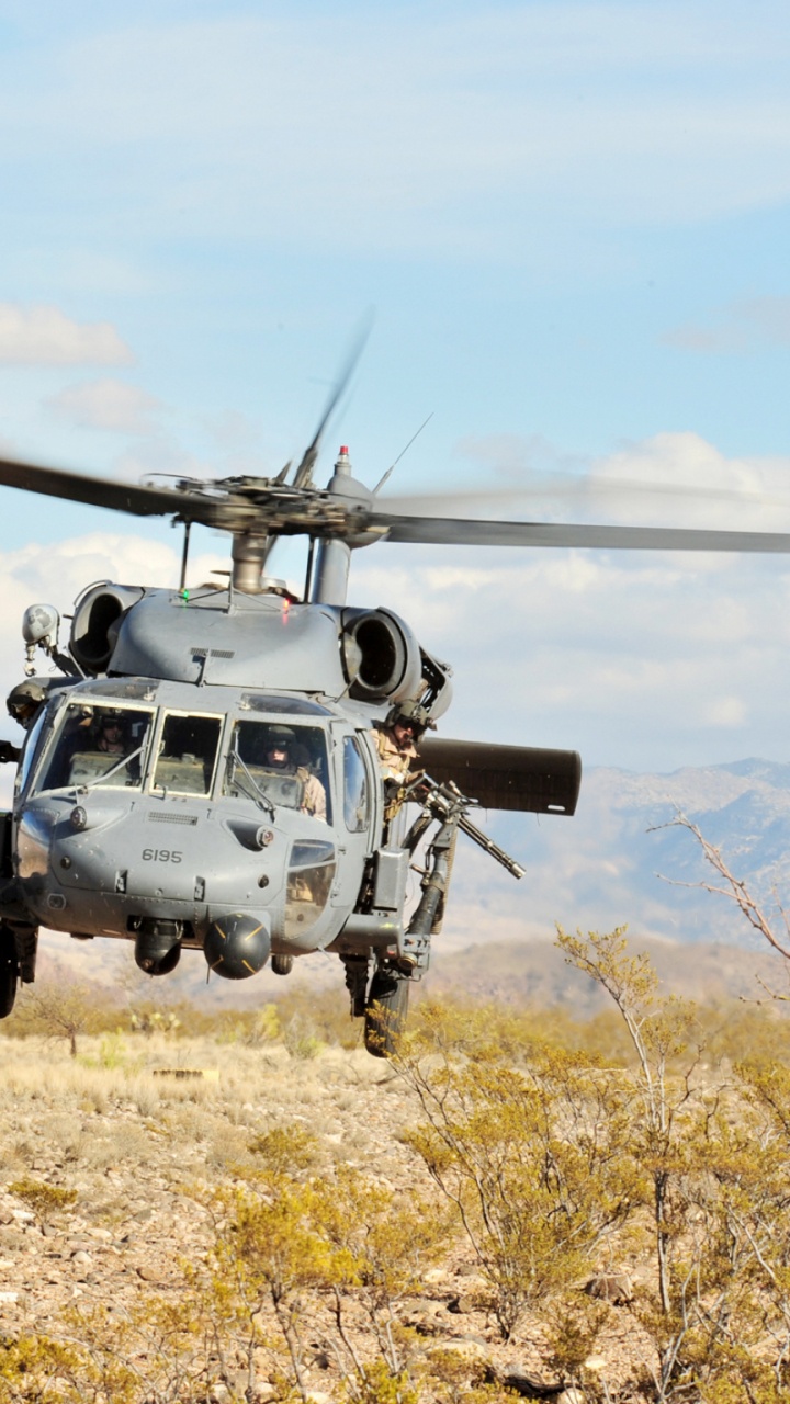 Weißer Hubschrauber Auf Braunem Feld Tagsüber. Wallpaper in 720x1280 Resolution