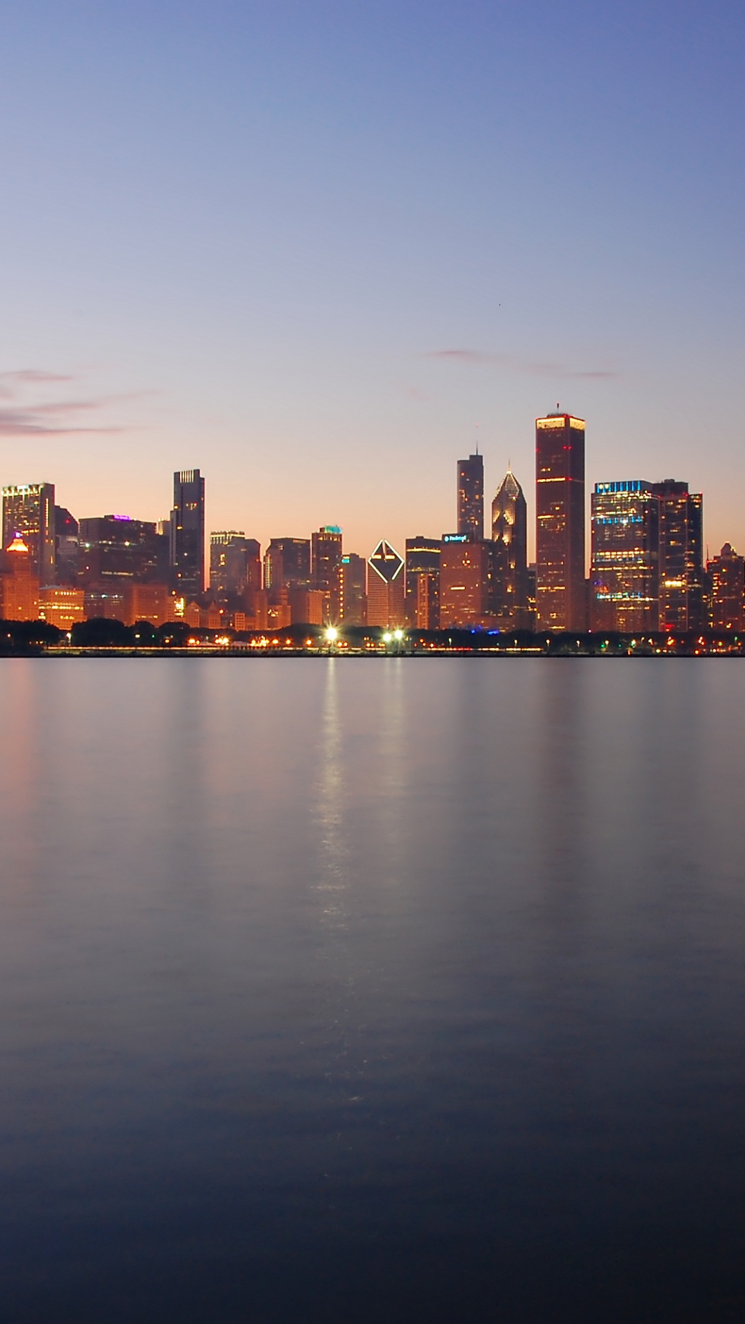 Skyline Der Stadt Über Gewässer Während Der Nacht. Wallpaper in 1080x1920 Resolution