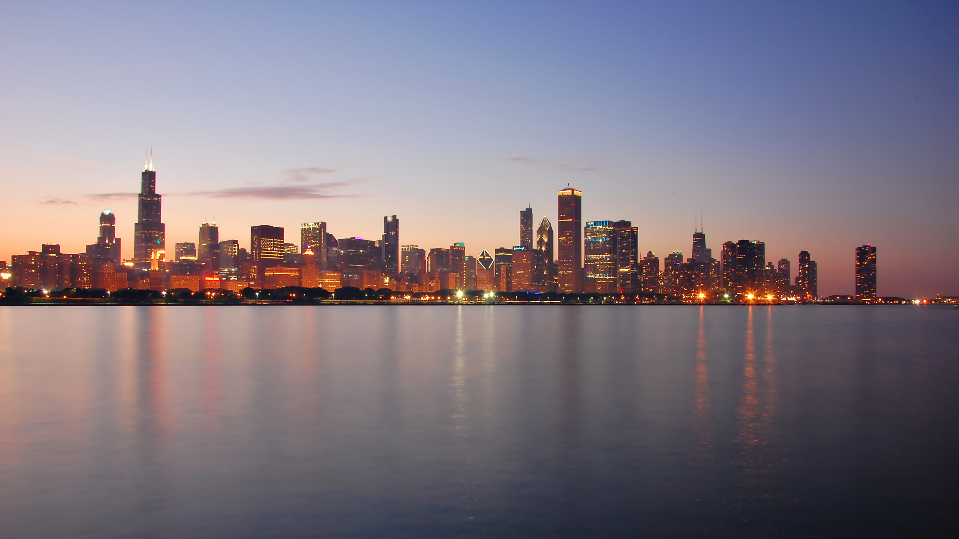 Skyline Der Stadt Über Gewässer Während Der Nacht. Wallpaper in 1920x1080 Resolution