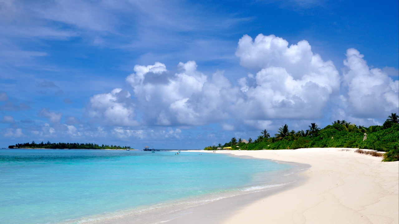 Plage de Sable Blanc Avec Des Arbres Verts Sous Ciel Bleu et Nuages Blancs Pendant la Journée. Wallpaper in 1280x720 Resolution
