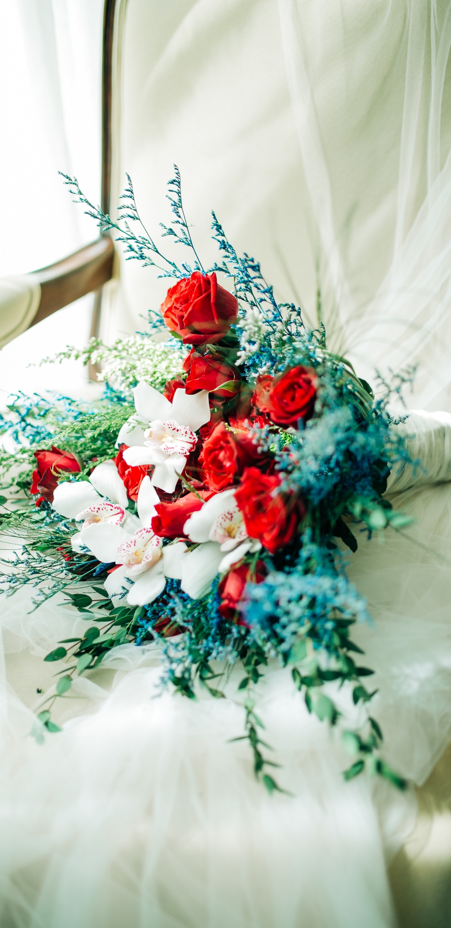 Bouquet de Fleurs Rouges et Bleues. Wallpaper in 1440x2960 Resolution