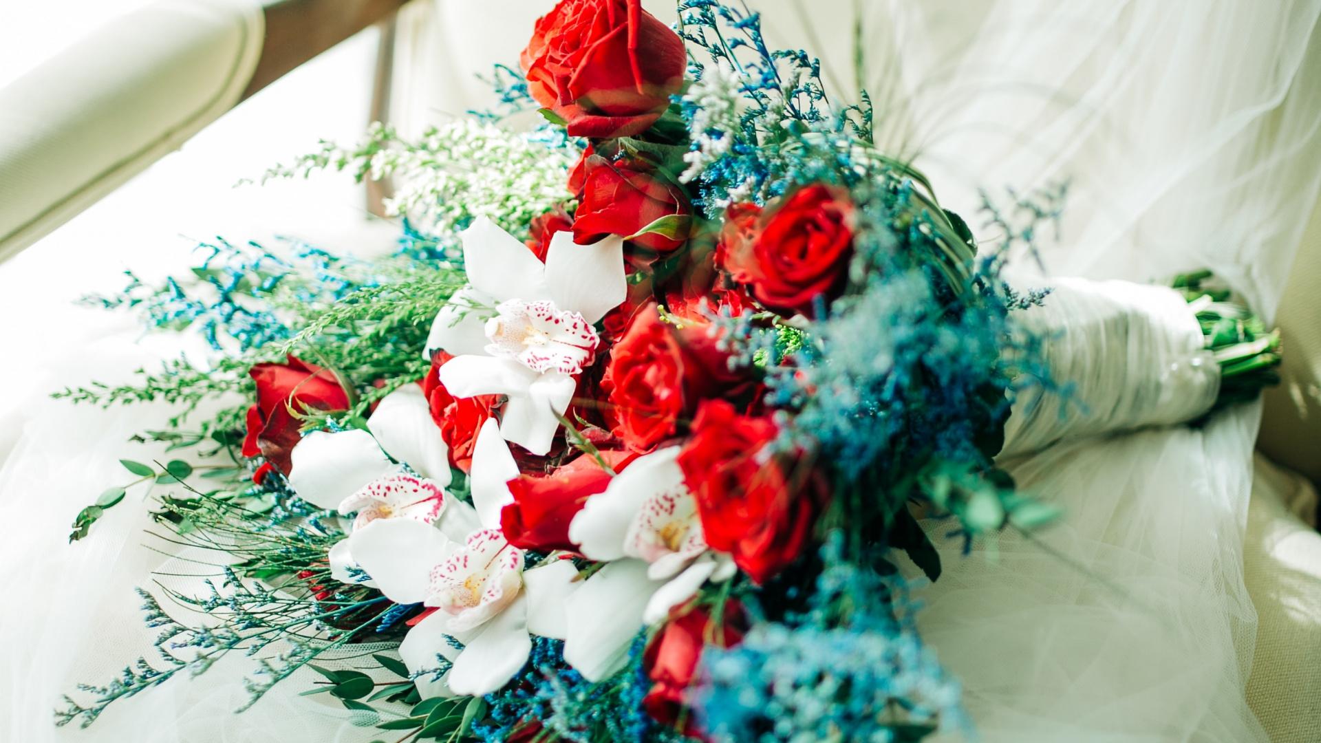 Bouquet de Fleurs Rouges et Bleues. Wallpaper in 1920x1080 Resolution