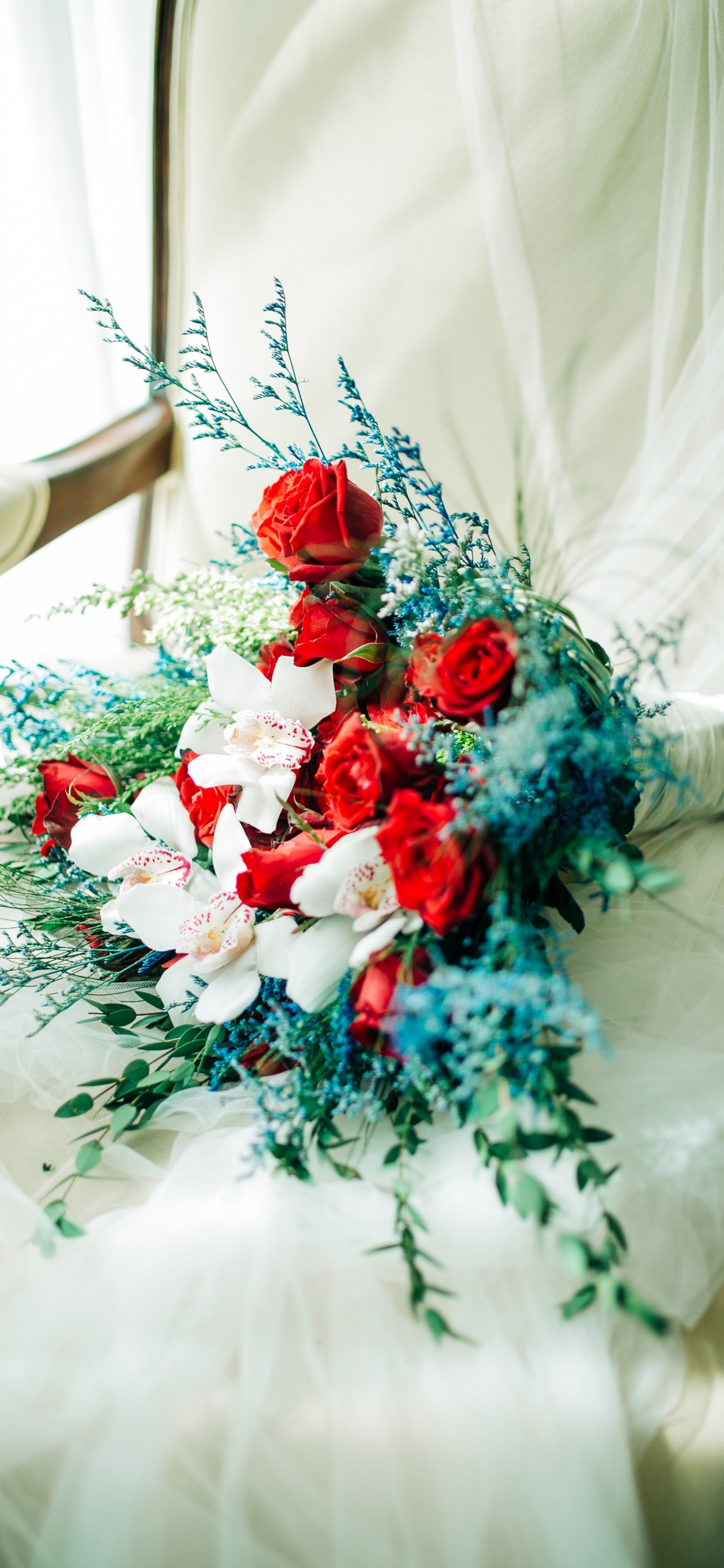 Red and Blue Flowers Bouquet. Wallpaper in 1242x2688 Resolution