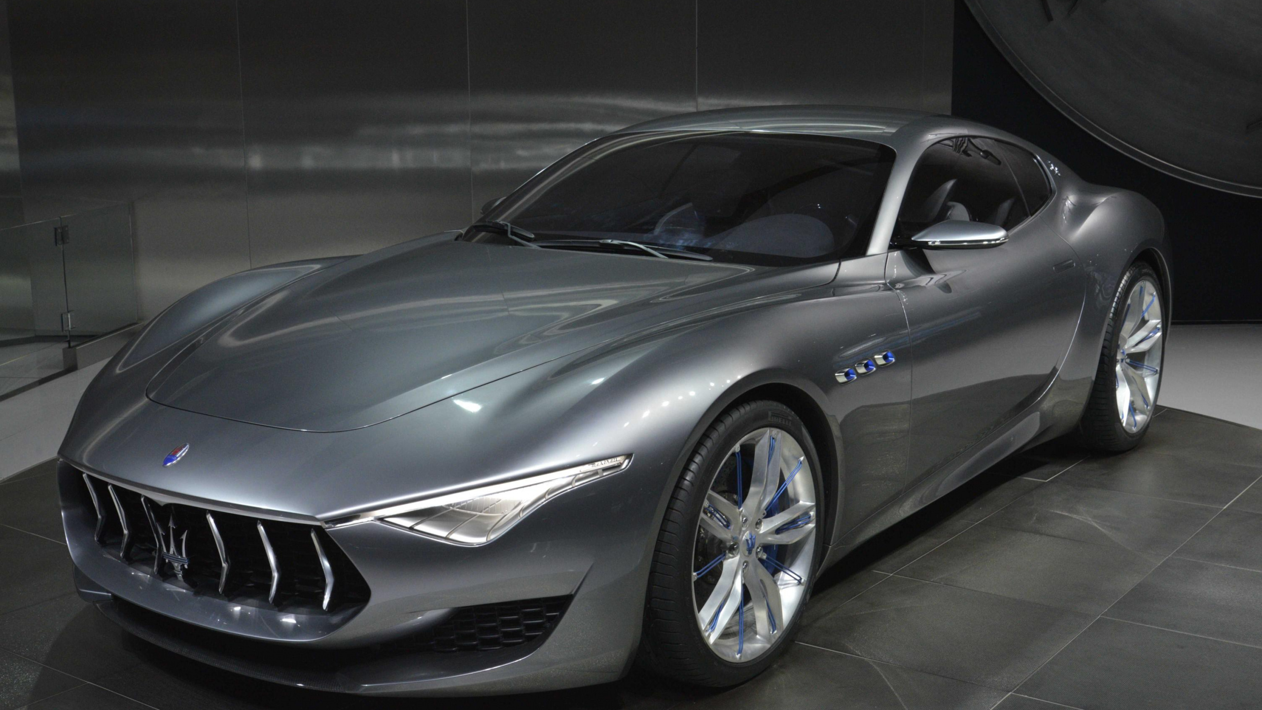 Mercedes Benz Coupé Noir Garé Sur Parking. Wallpaper in 2560x1440 Resolution