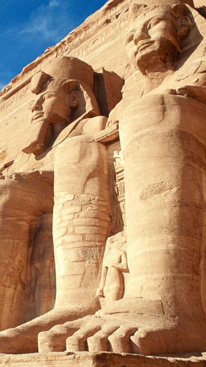 Tagsüber Braune Felsformation Unter Blauem Himmel. Wallpaper in 720x1280 Resolution