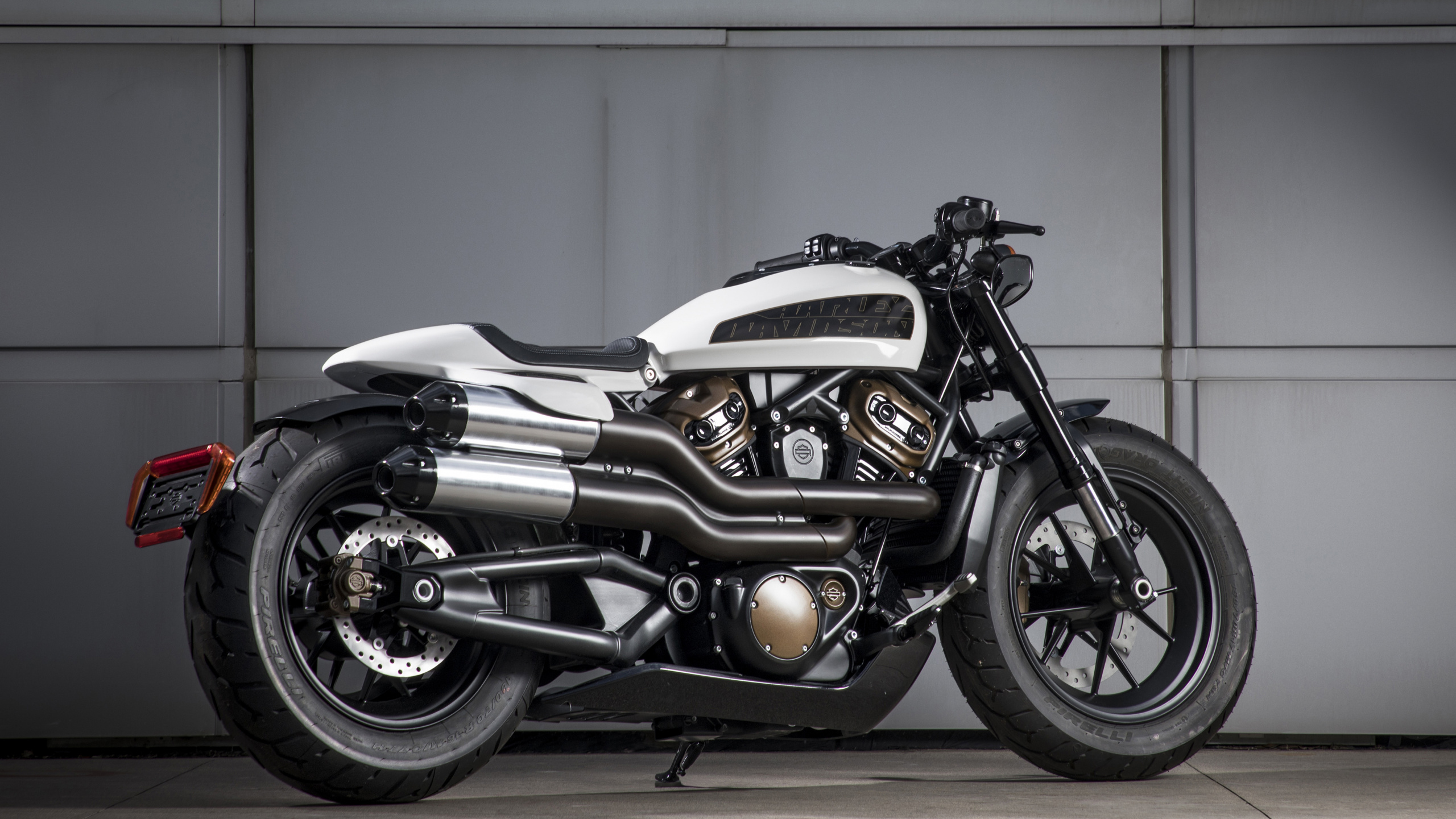 White and Black Sports Bike. Wallpaper in 2560x1440 Resolution