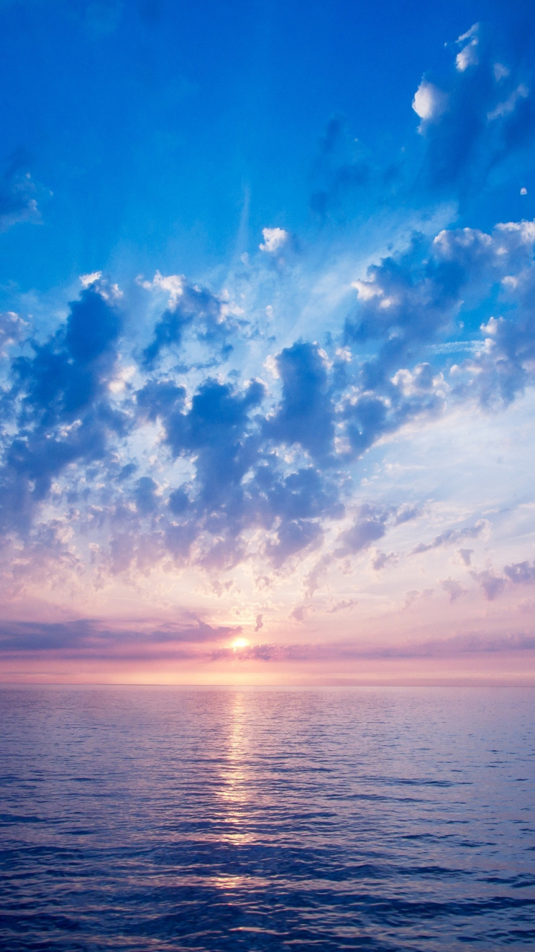 Blauer Himmel Und Weiße Wolken Über Dem Meer. Wallpaper in 750x1334 Resolution