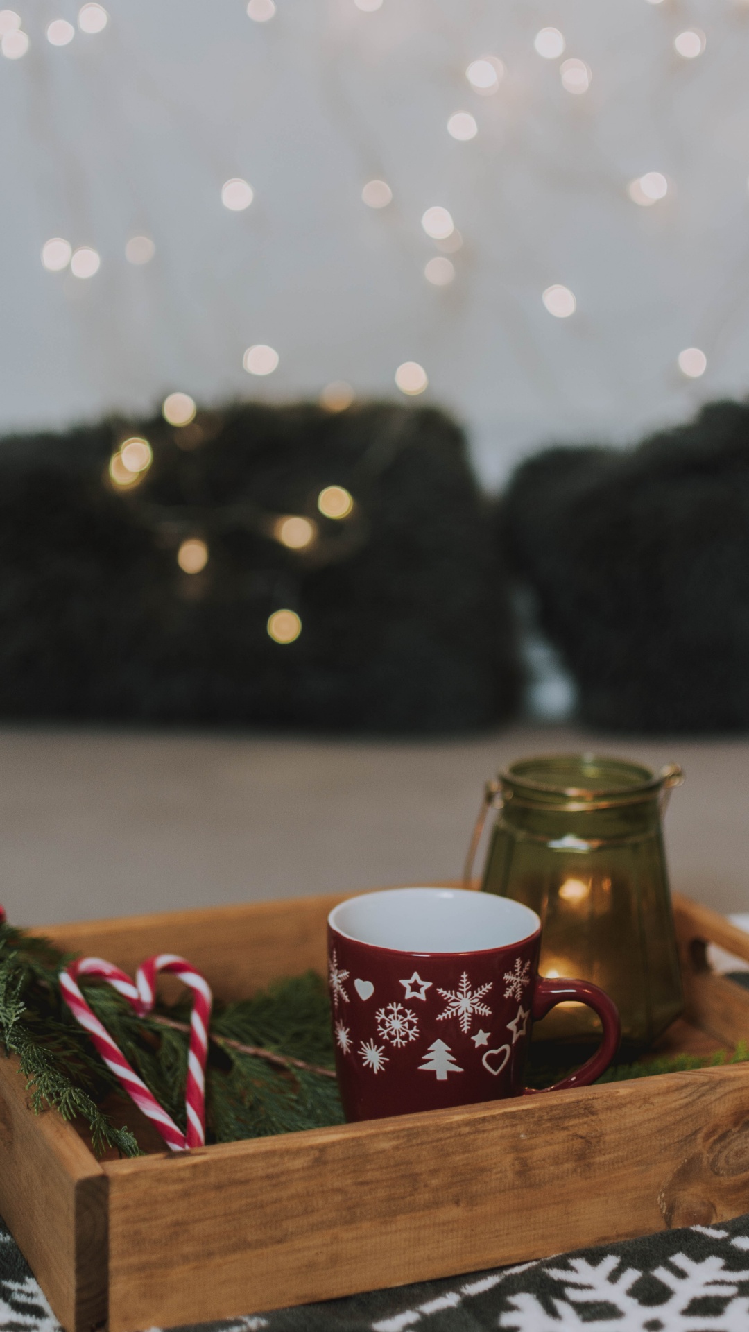 Mug en Céramique Rouge et Blanc Sur Table en Bois Marron. Wallpaper in 1080x1920 Resolution