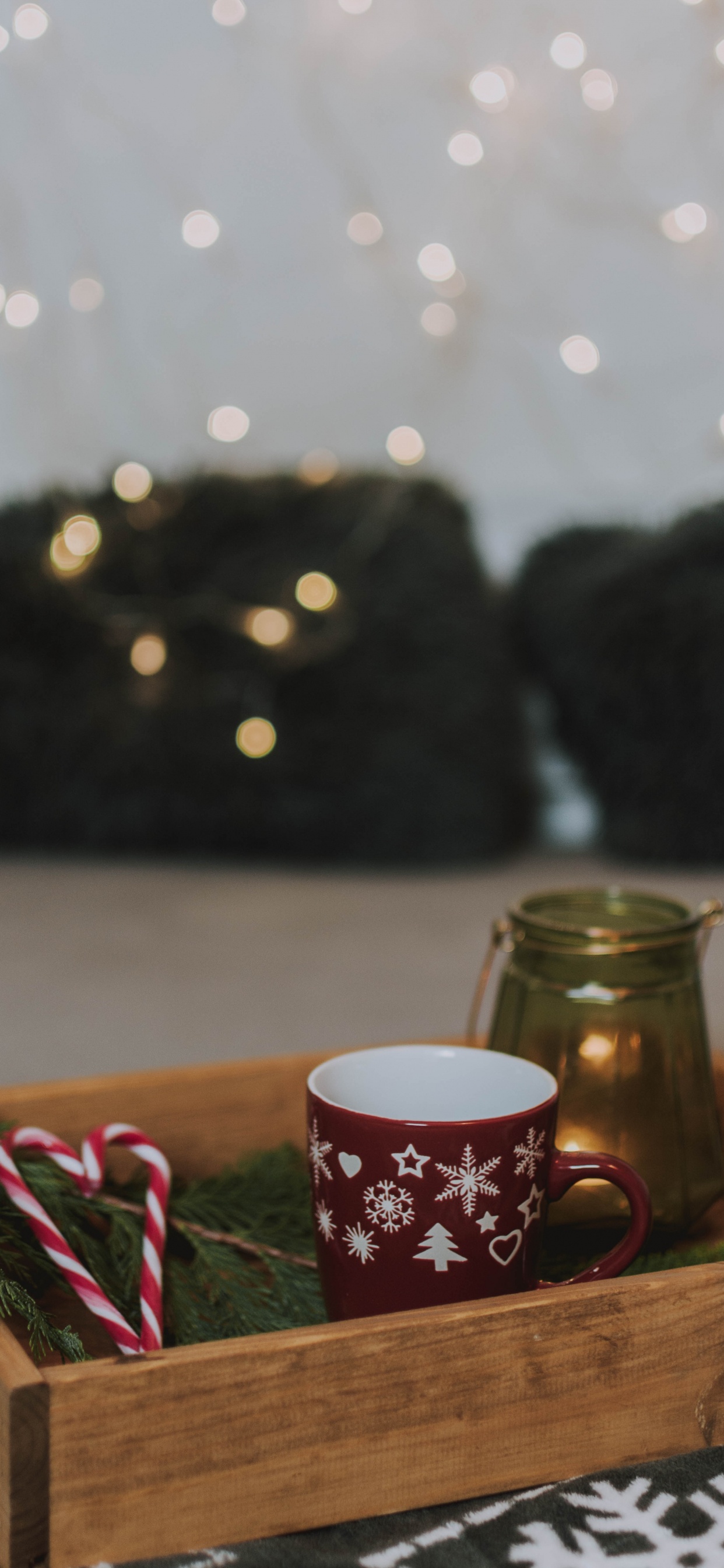 Mug en Céramique Rouge et Blanc Sur Table en Bois Marron. Wallpaper in 1242x2688 Resolution