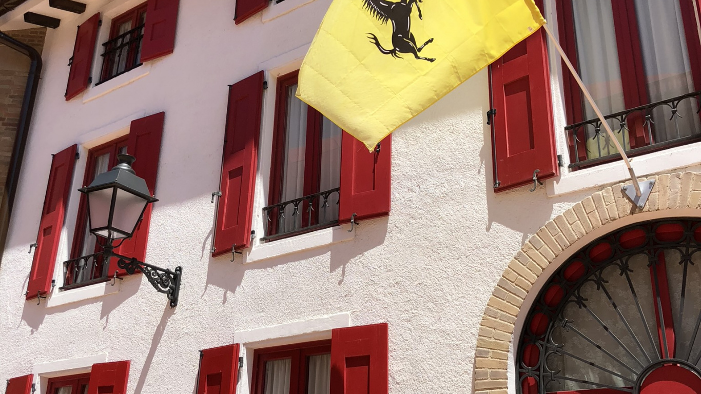 Tomoi, Immobilie, Eigenschaft, Fassade, Flagge. Wallpaper in 1366x768 Resolution