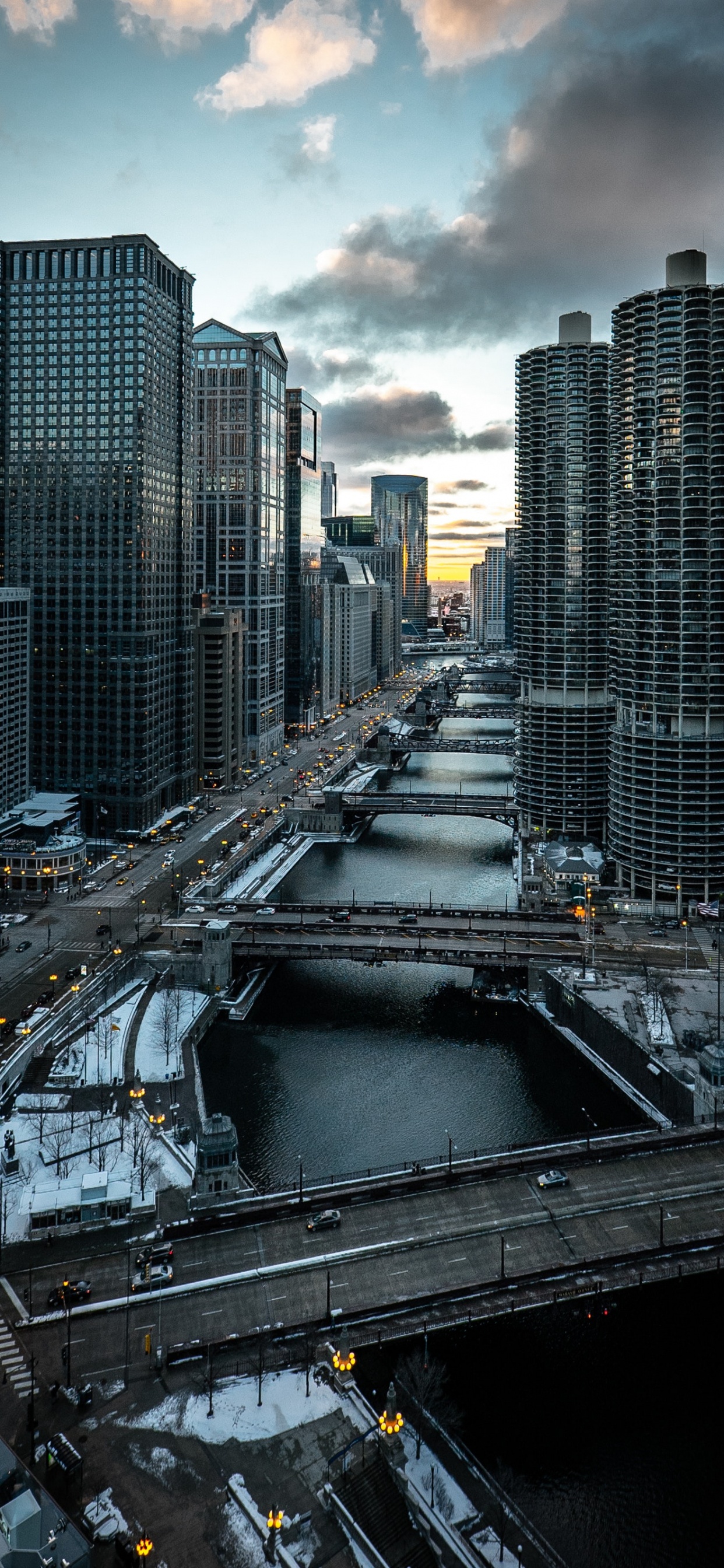 Coches en la Carretera Entre Edificios de Gran Altura Durante el Día. Wallpaper in 1242x2688 Resolution