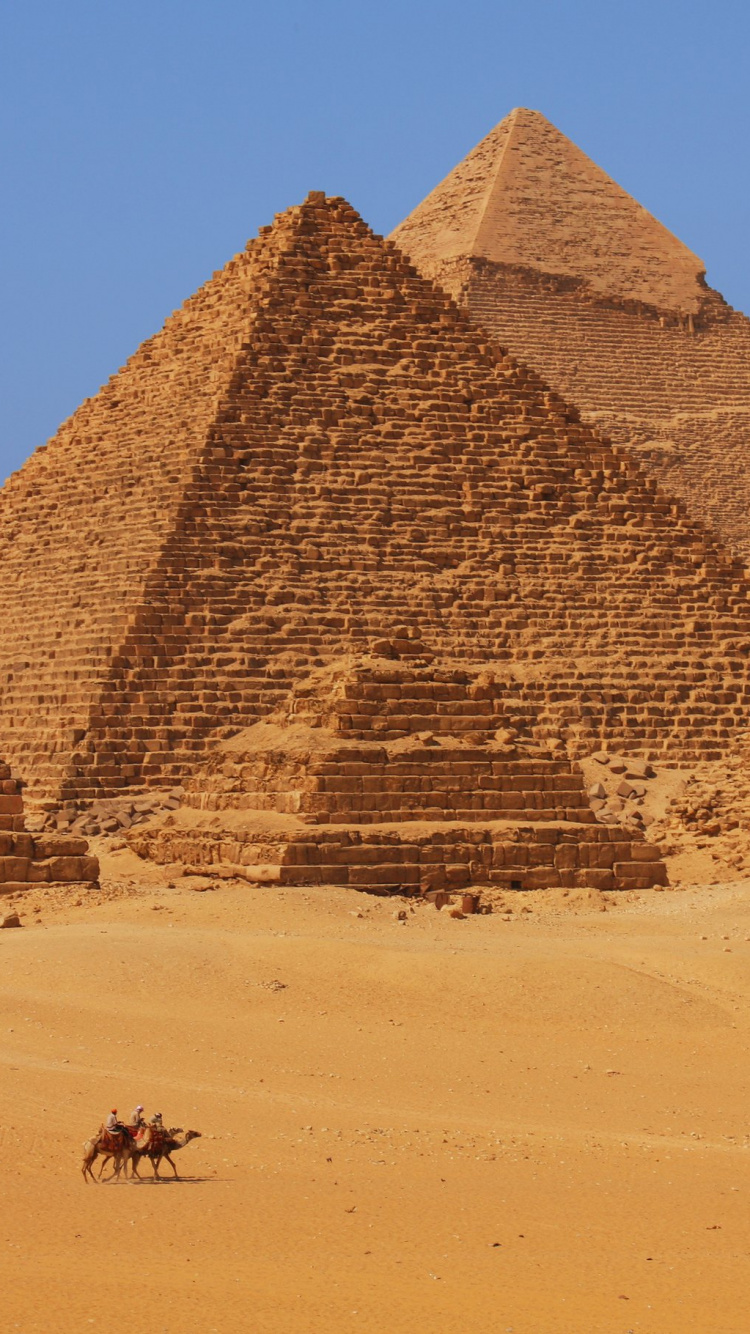 Pyramid of Giza in The Desert During Daytime. Wallpaper in 750x1334 Resolution