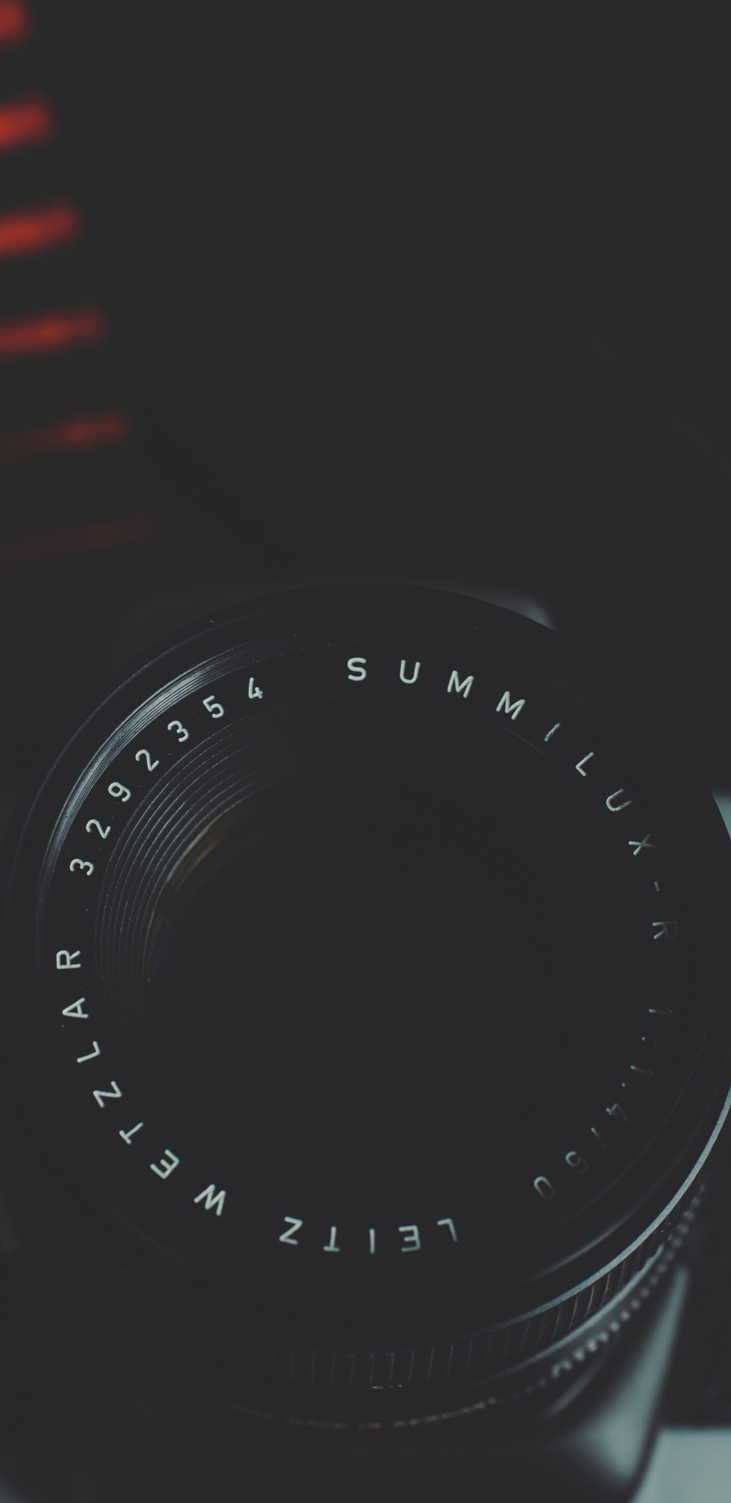 Schwarzes Kameraobjektiv Auf Rot-weiß Gestreiftem Textil. Wallpaper in 1440x2960 Resolution