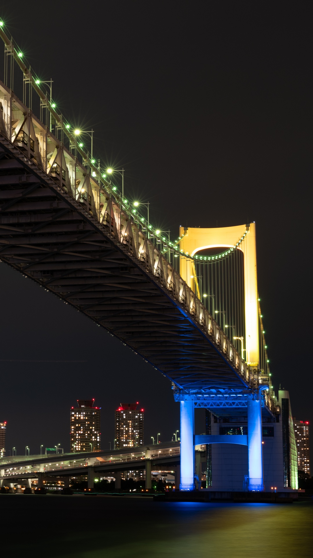 Blau Beleuchtete Brücke Während Der Nacht. Wallpaper in 1080x1920 Resolution