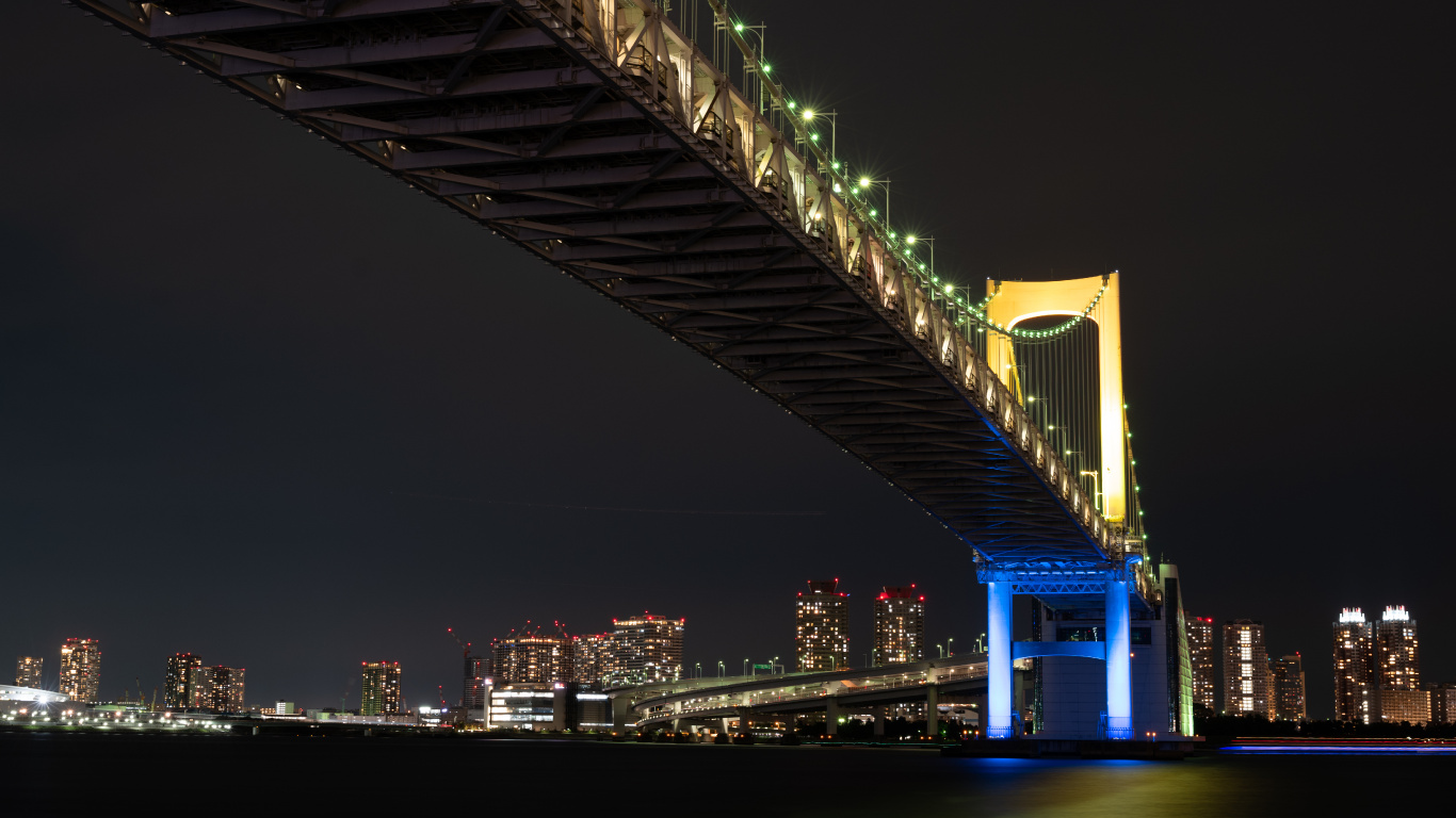 Blau Beleuchtete Brücke Während Der Nacht. Wallpaper in 1366x768 Resolution