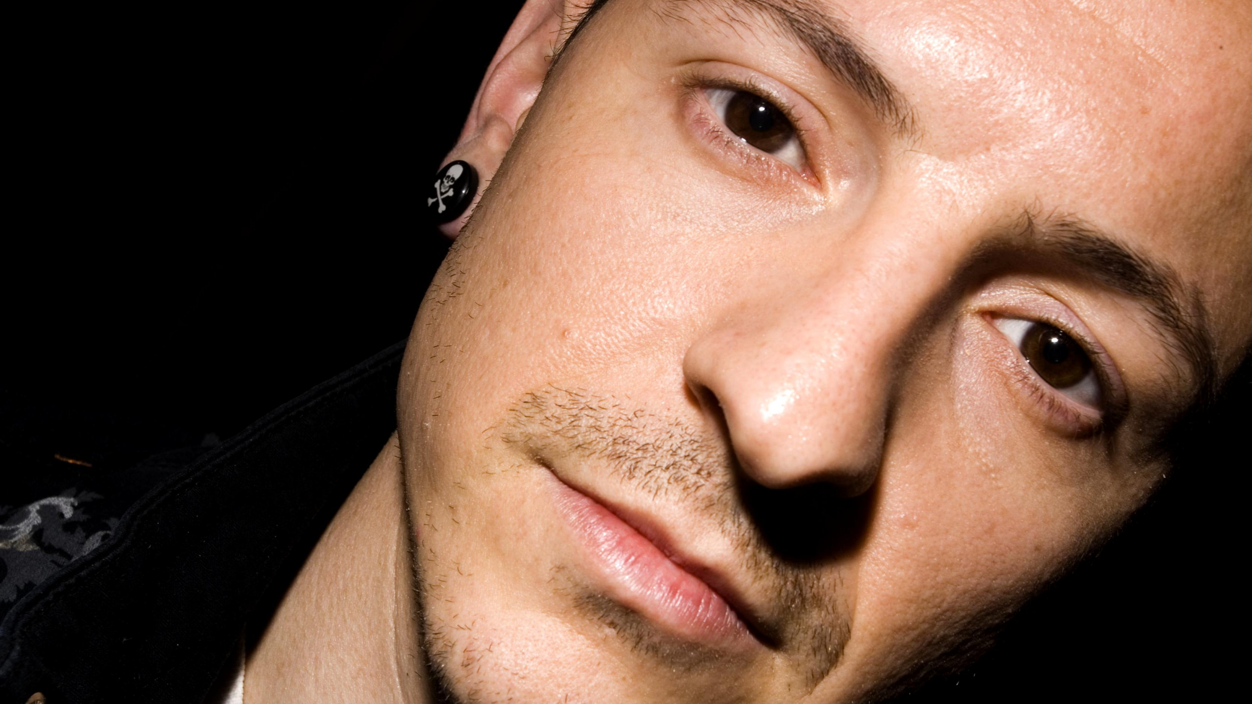 Chester Bennington, Linkin Park, la Voz Principal, Ceja, Nariz. Wallpaper in 2560x1440 Resolution