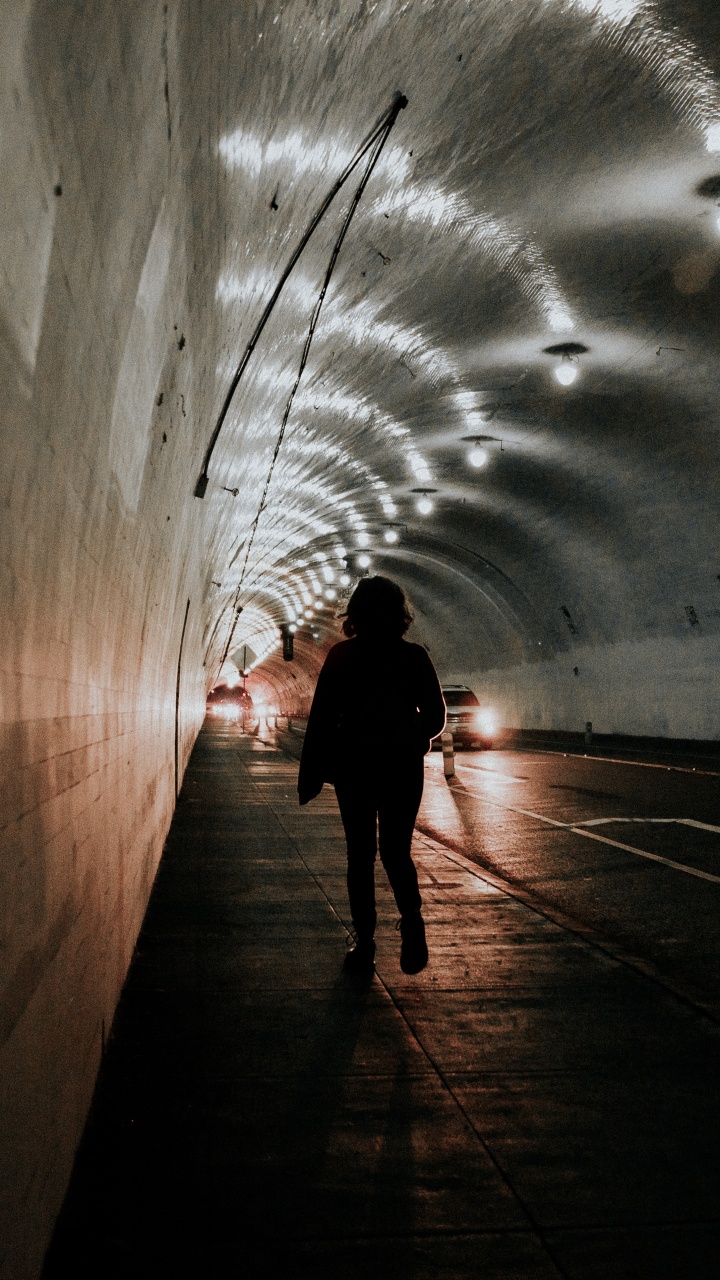 Silueta de Persona Caminando en el Túnel. Wallpaper in 720x1280 Resolution