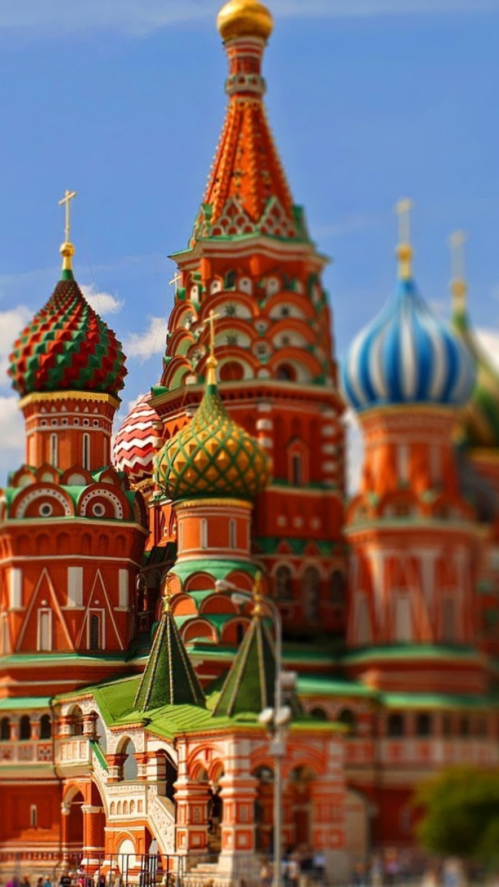 Bâtiment en Béton Marron et Vert Sous Ciel Bleu Pendant la Journée. Wallpaper in 720x1280 Resolution