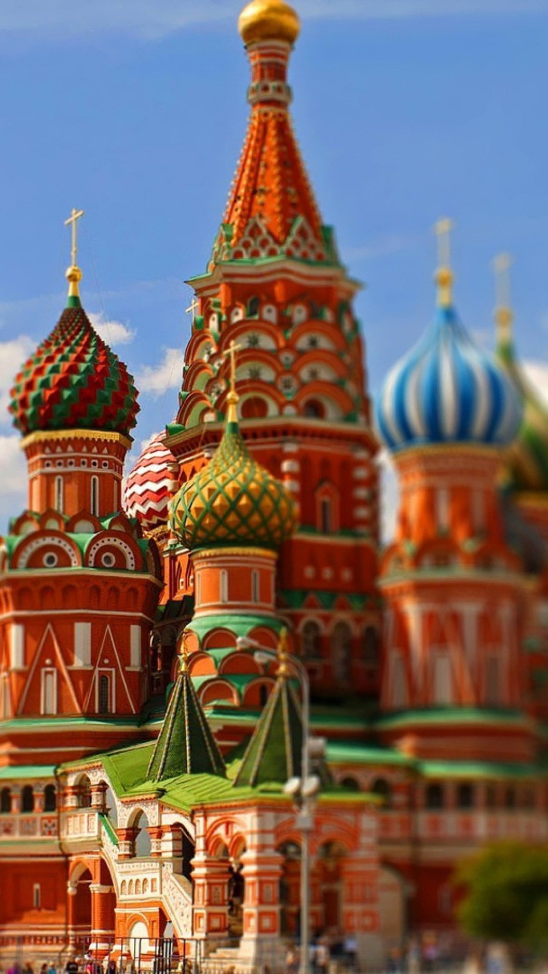 Braunes Und Grünes Betongebäude Unter Blauem Himmel Tagsüber. Wallpaper in 1080x1920 Resolution