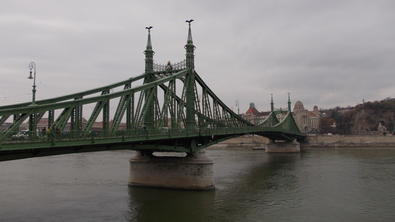 Puente Verde Sobre el Río. Wallpaper in 1366x768 Resolution