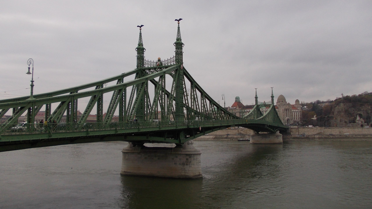 Grüne Brücke Über Den Fluss. Wallpaper in 1280x720 Resolution