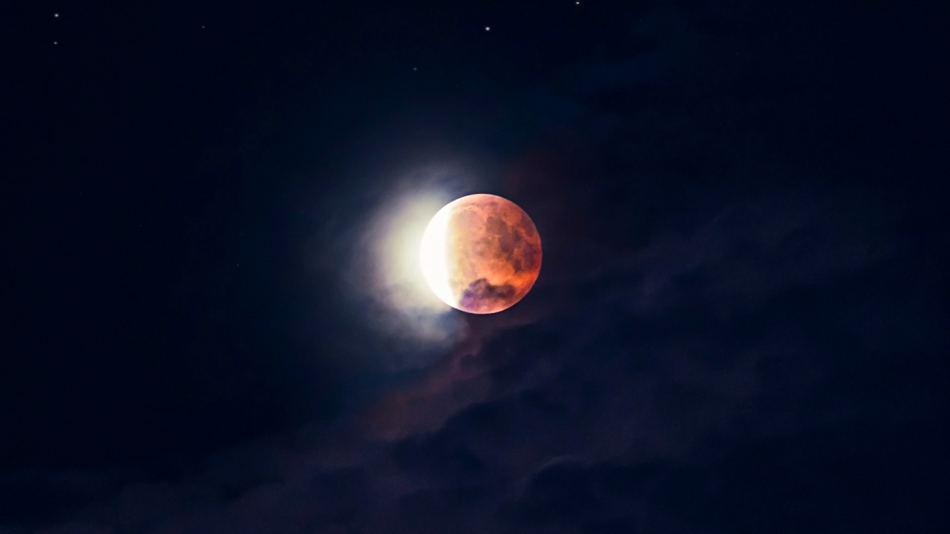 Pleine Lune Dans le Ciel. Wallpaper in 1366x768 Resolution