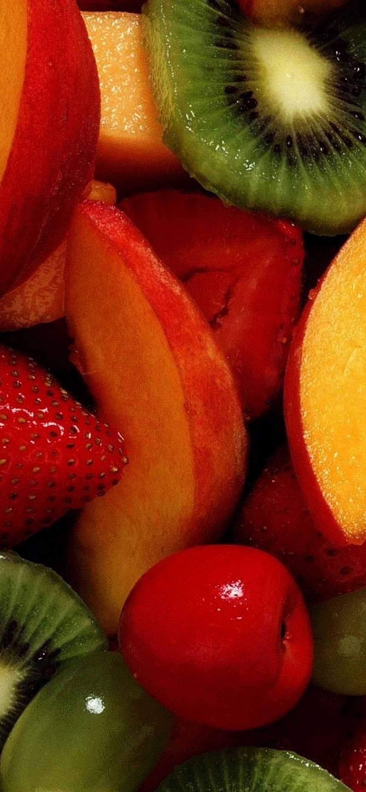 Fruits Tranchés Sur Plaque en Céramique Blanche. Wallpaper in 1242x2688 Resolution