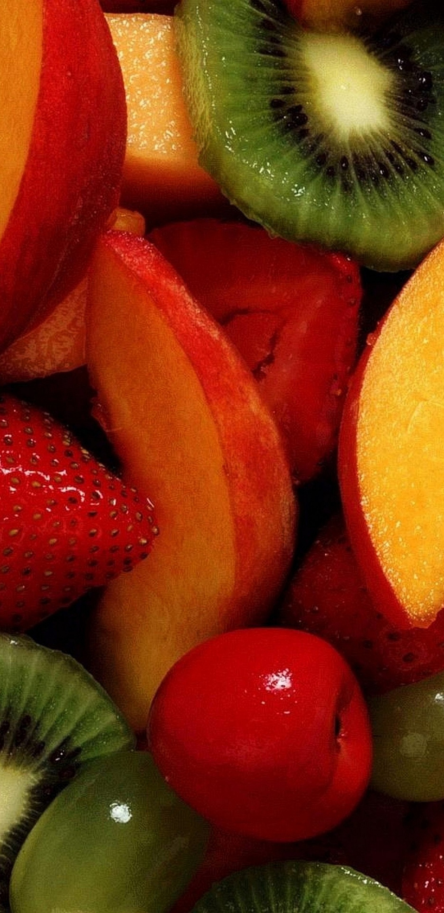 Fruits Tranchés Sur Plaque en Céramique Blanche. Wallpaper in 1440x2960 Resolution