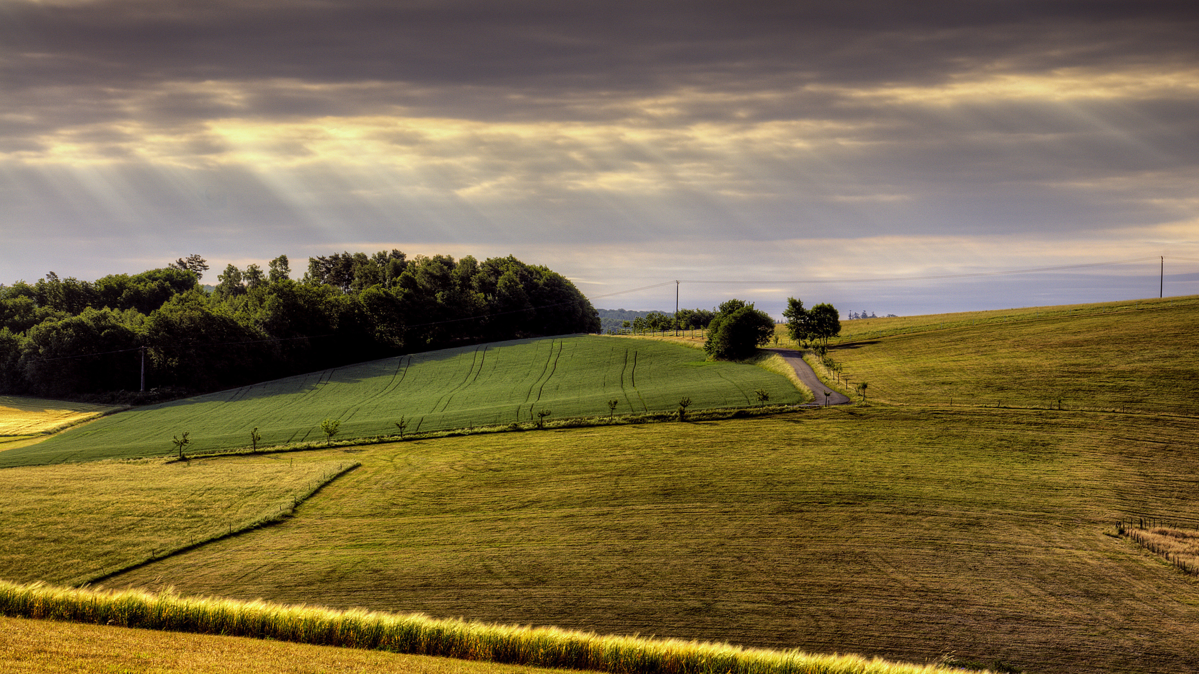 Tagsüber Grüne Wiese Unter Bewölktem Himmel. Wallpaper in 3840x2160 Resolution