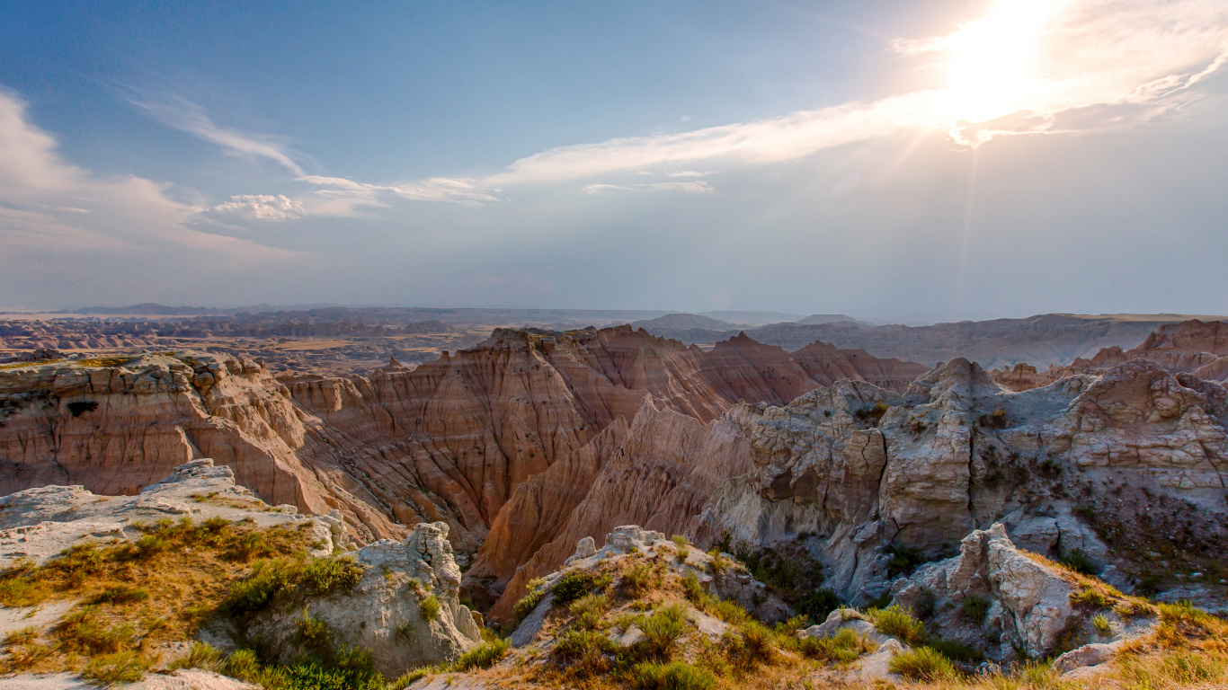 Montaña Rocosa Marrón Bajo un Cielo Azul Durante el Día. Wallpaper in 1366x768 Resolution