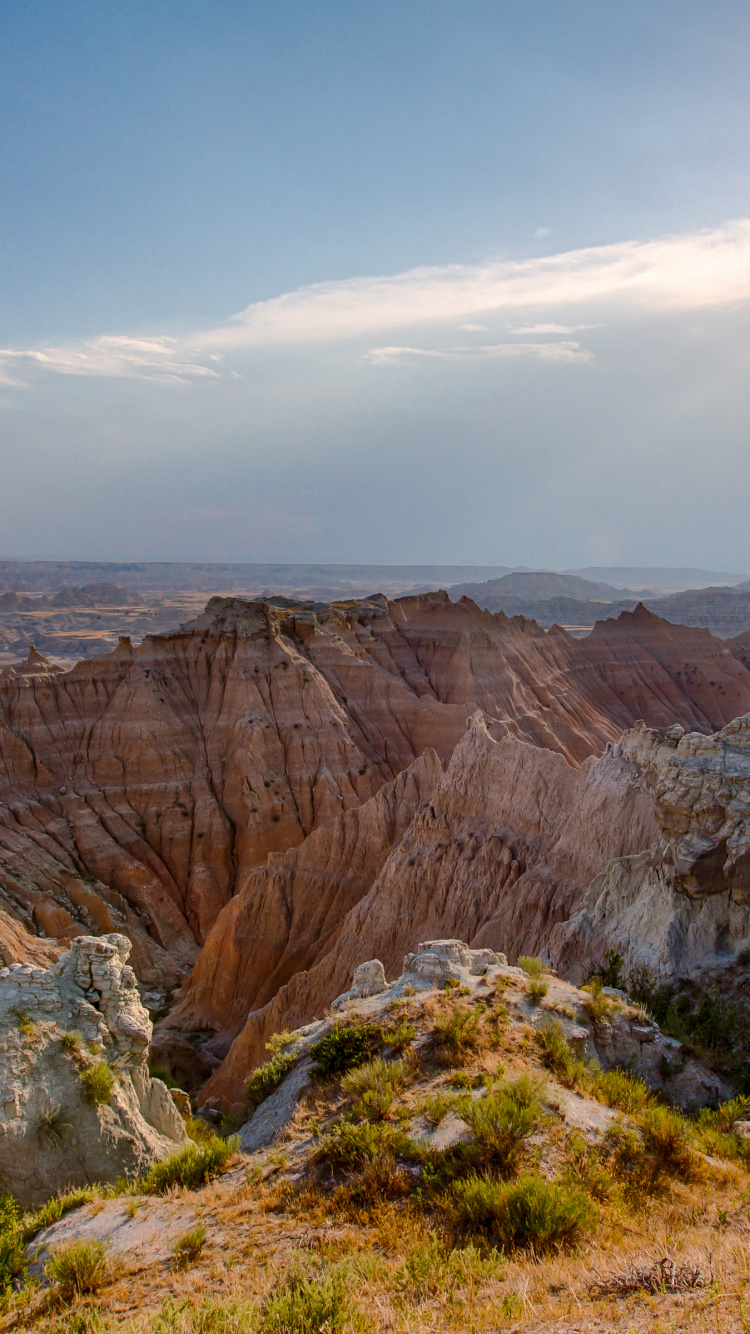 Montaña Rocosa Marrón Bajo un Cielo Azul Durante el Día. Wallpaper in 750x1334 Resolution