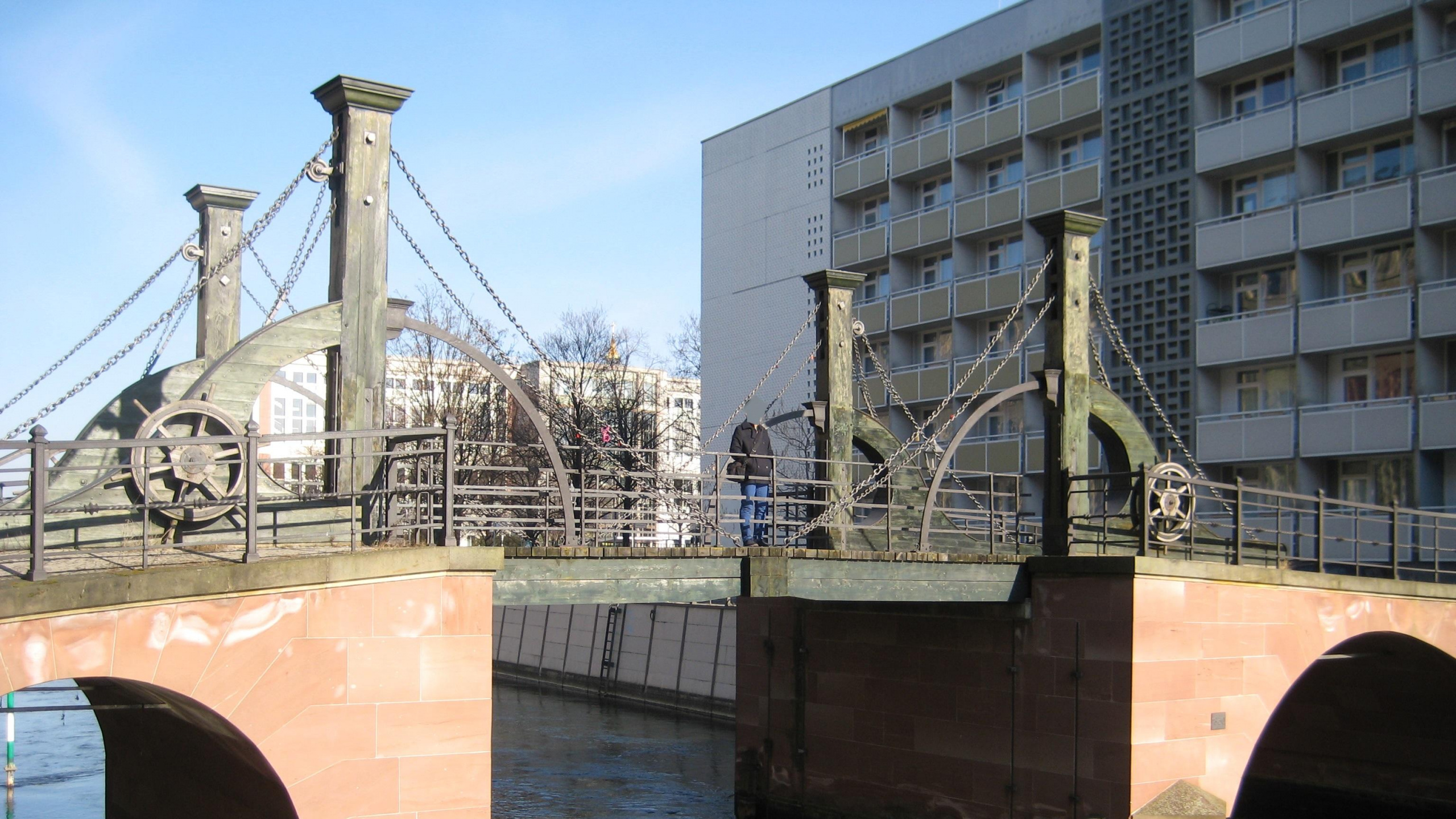 White Bridge Over River During Daytime. Wallpaper in 2560x1440 Resolution