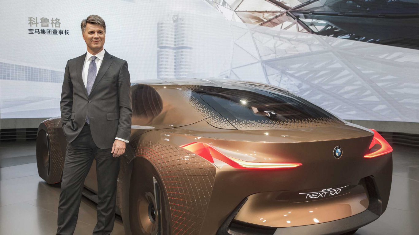 Homme en Costume Noir Debout à Côté de la Voiture Rouge. Wallpaper in 1366x768 Resolution