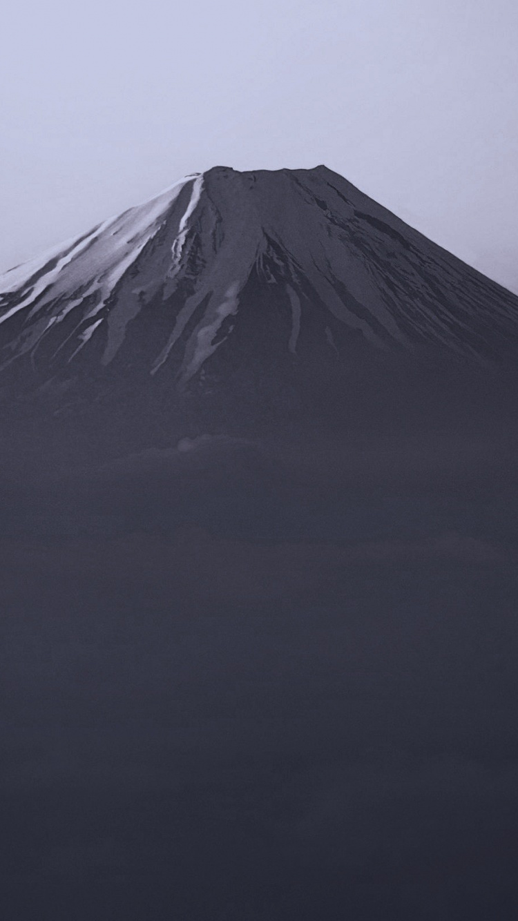 Photo en Niveaux de Gris de Montagne Sous Ciel Nuageux. Wallpaper in 750x1334 Resolution