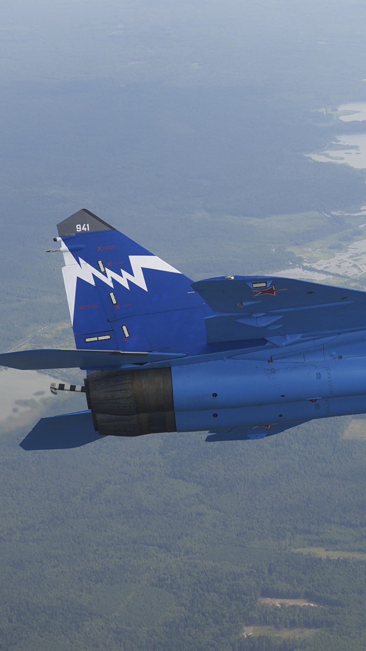 Blau-weißes Düsenflugzeug Tagsüber in Der Luft. Wallpaper in 720x1280 Resolution