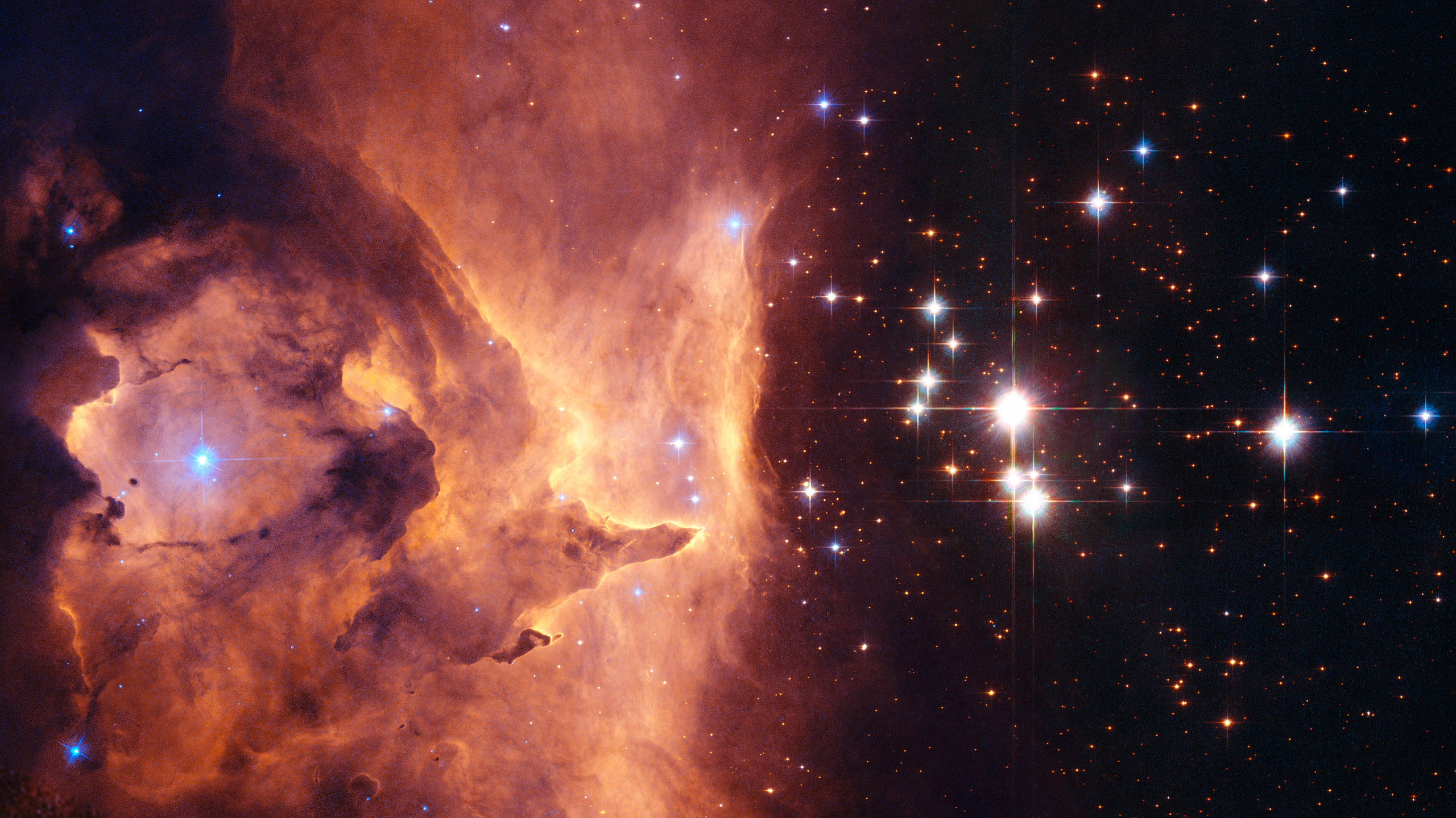 Feux D'artifice Blancs Sur le Ciel Pendant la Nuit. Wallpaper in 2560x1440 Resolution