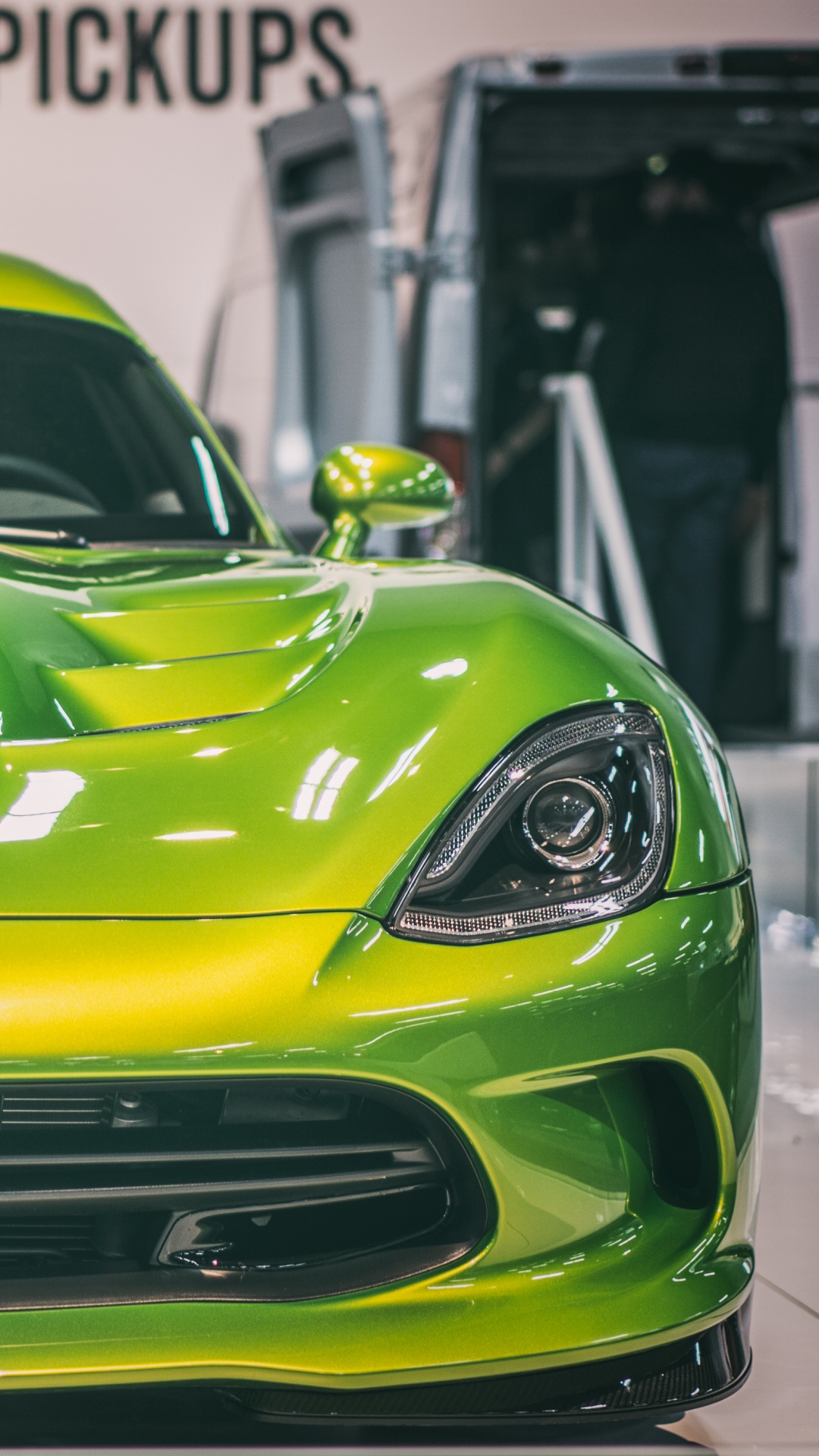 Gelber Porsche 911 Auf Einem Parkplatz Geparkt. Wallpaper in 1080x1920 Resolution