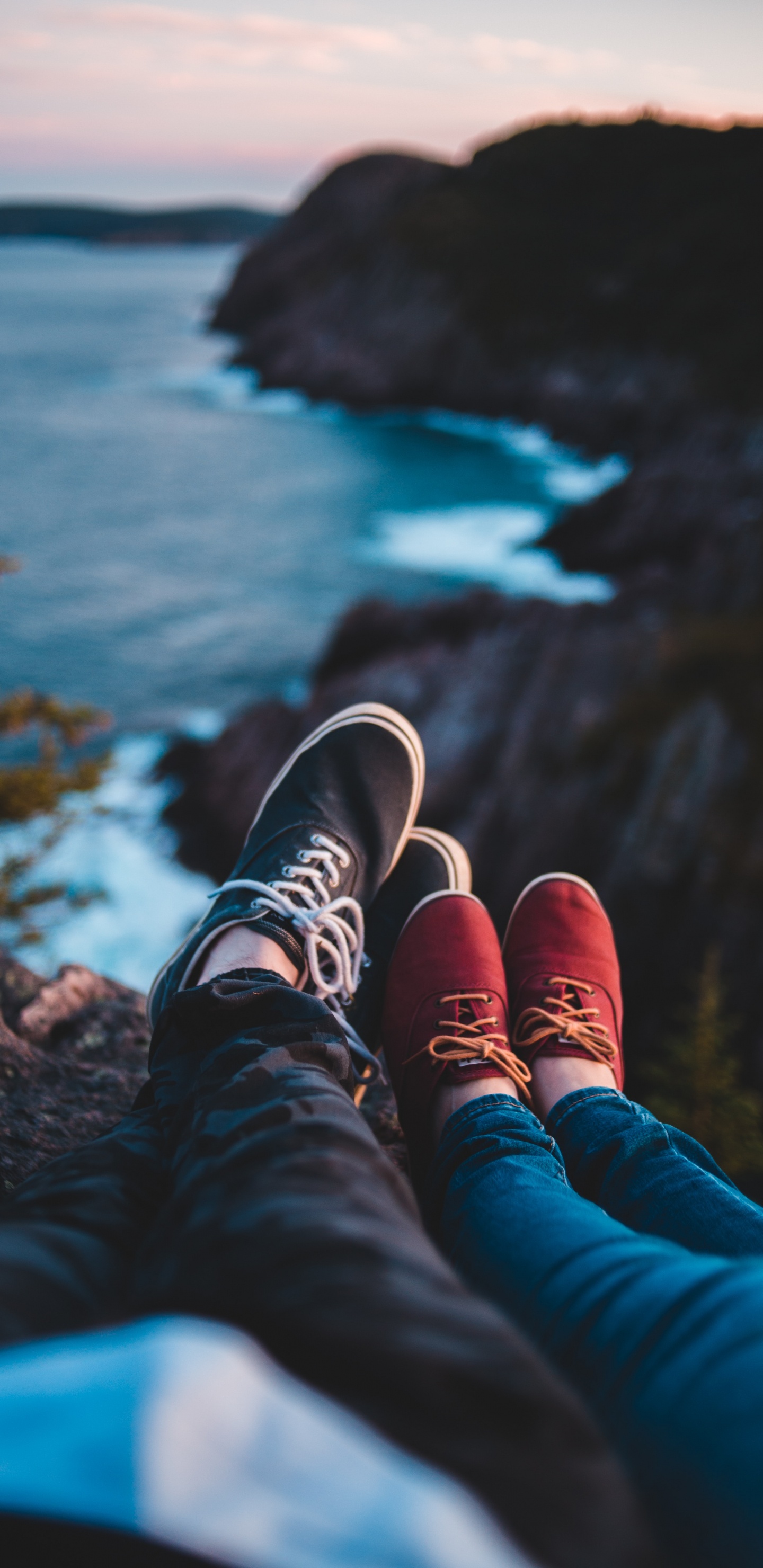 Pareja Unsplash, Agua, Zapato, La Gente en la Naturaleza, Azul. Wallpaper in 1440x2960 Resolution