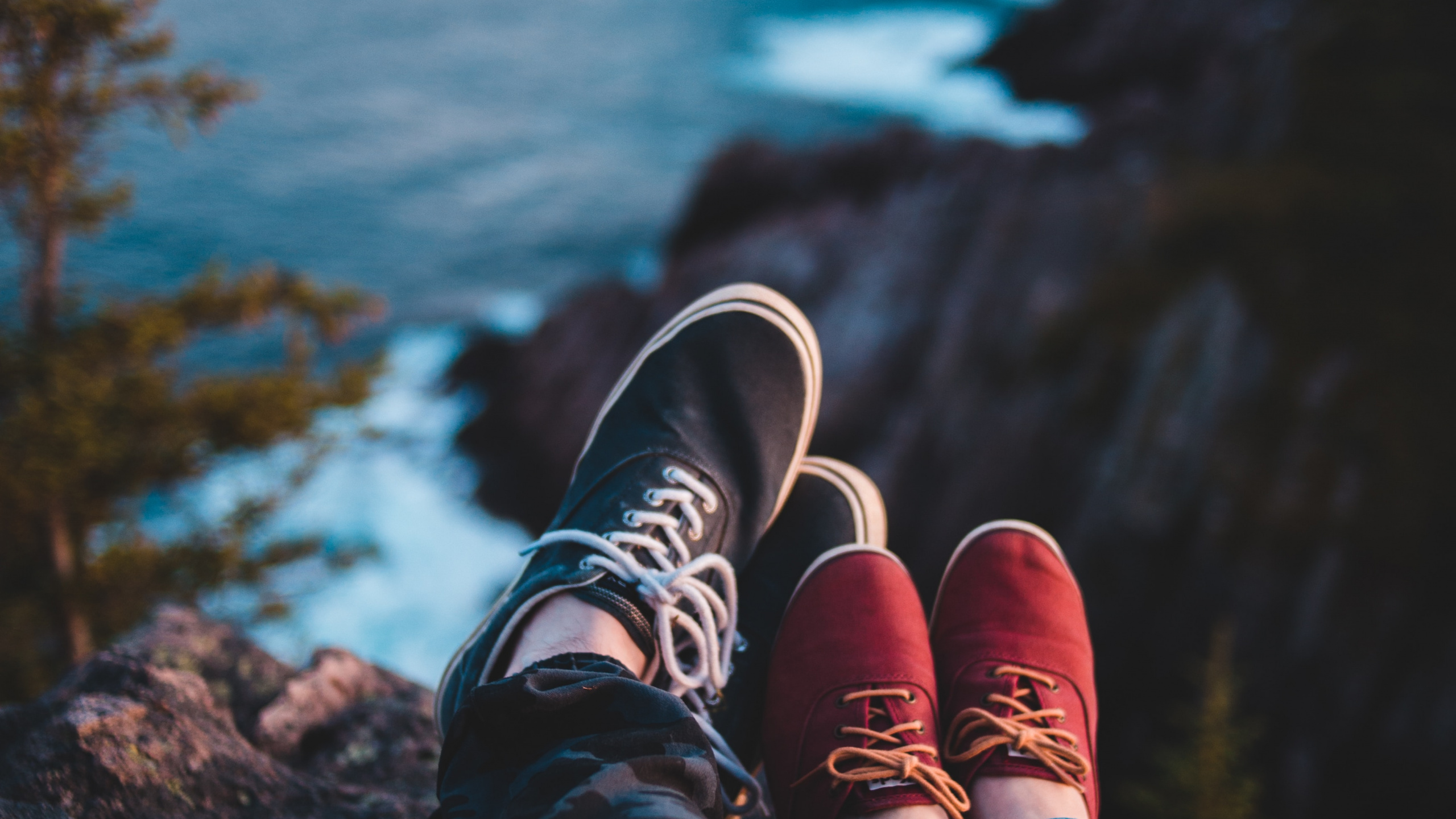 Pareja Unsplash, Agua, Zapato, La Gente en la Naturaleza, Azul. Wallpaper in 2560x1440 Resolution