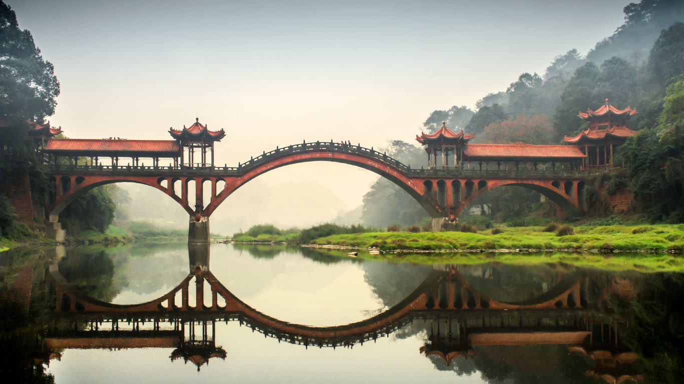 Pont Brun Au-dessus D'un Plan D'eau. Wallpaper in 1366x768 Resolution