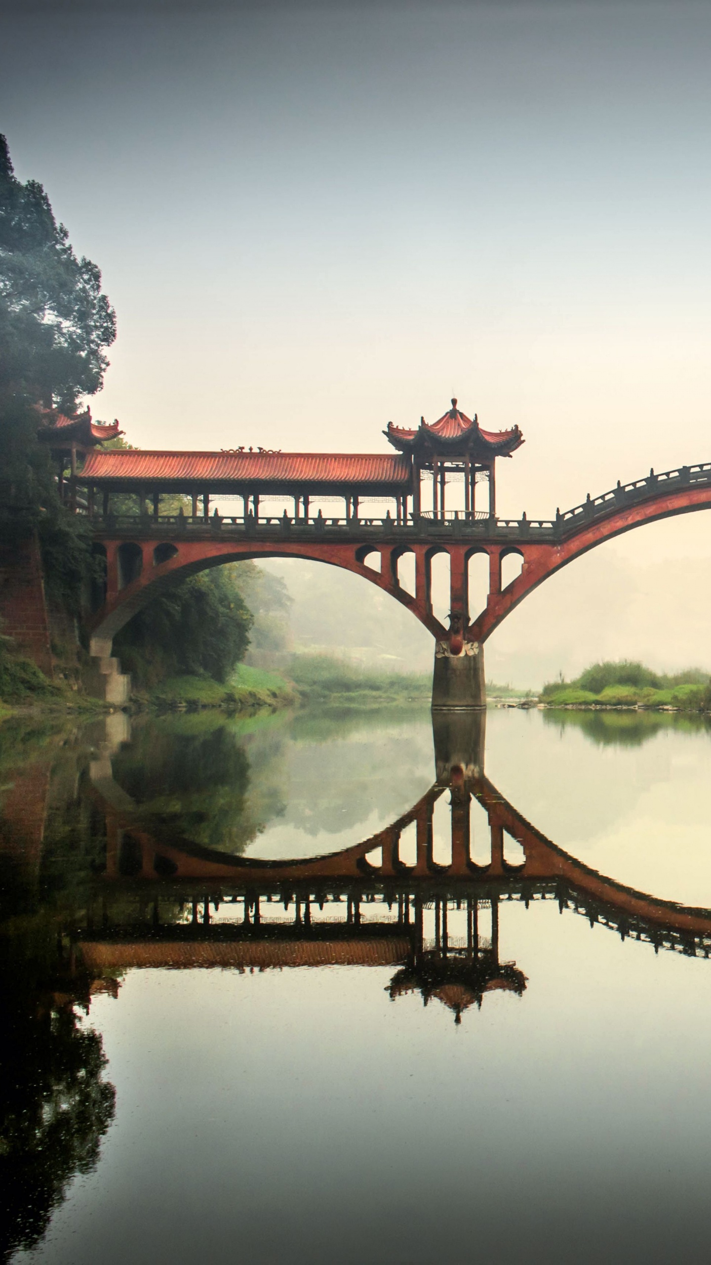 Brown Bridge Over Body of Water. Wallpaper in 1440x2560 Resolution