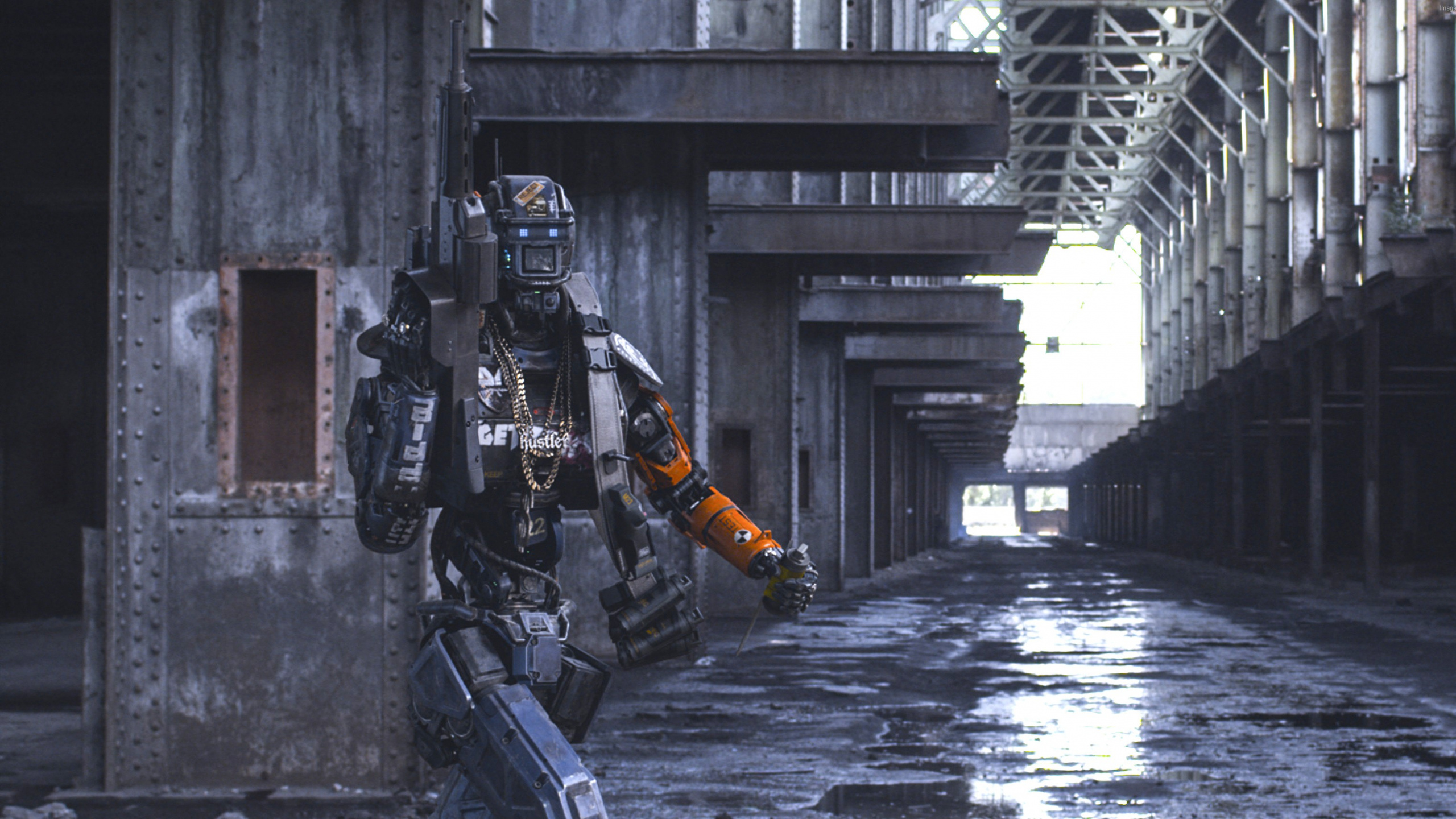 Homme en Casque Noir et Casque Noir Debout Sur Tunnel. Wallpaper in 2560x1440 Resolution