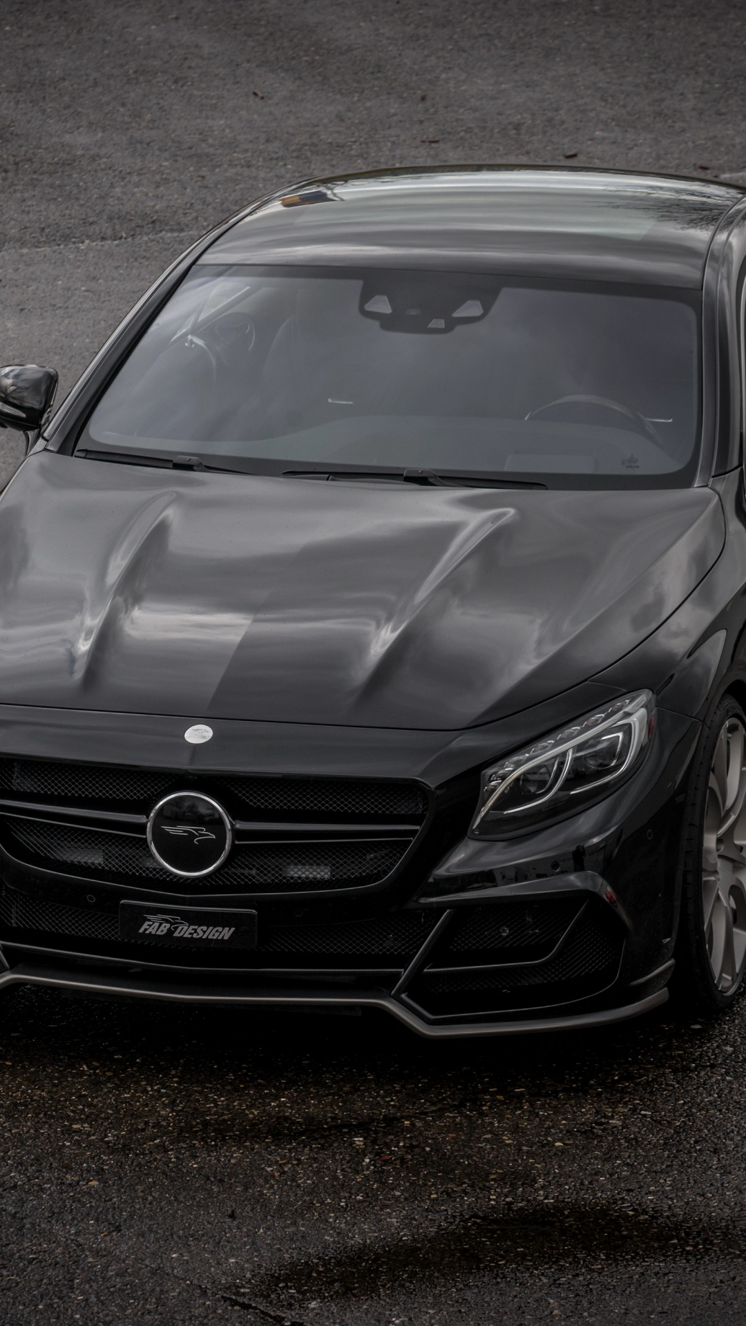 Schwarzes Mercedes Benz Coupé Tagsüber Unterwegs. Wallpaper in 1080x1920 Resolution