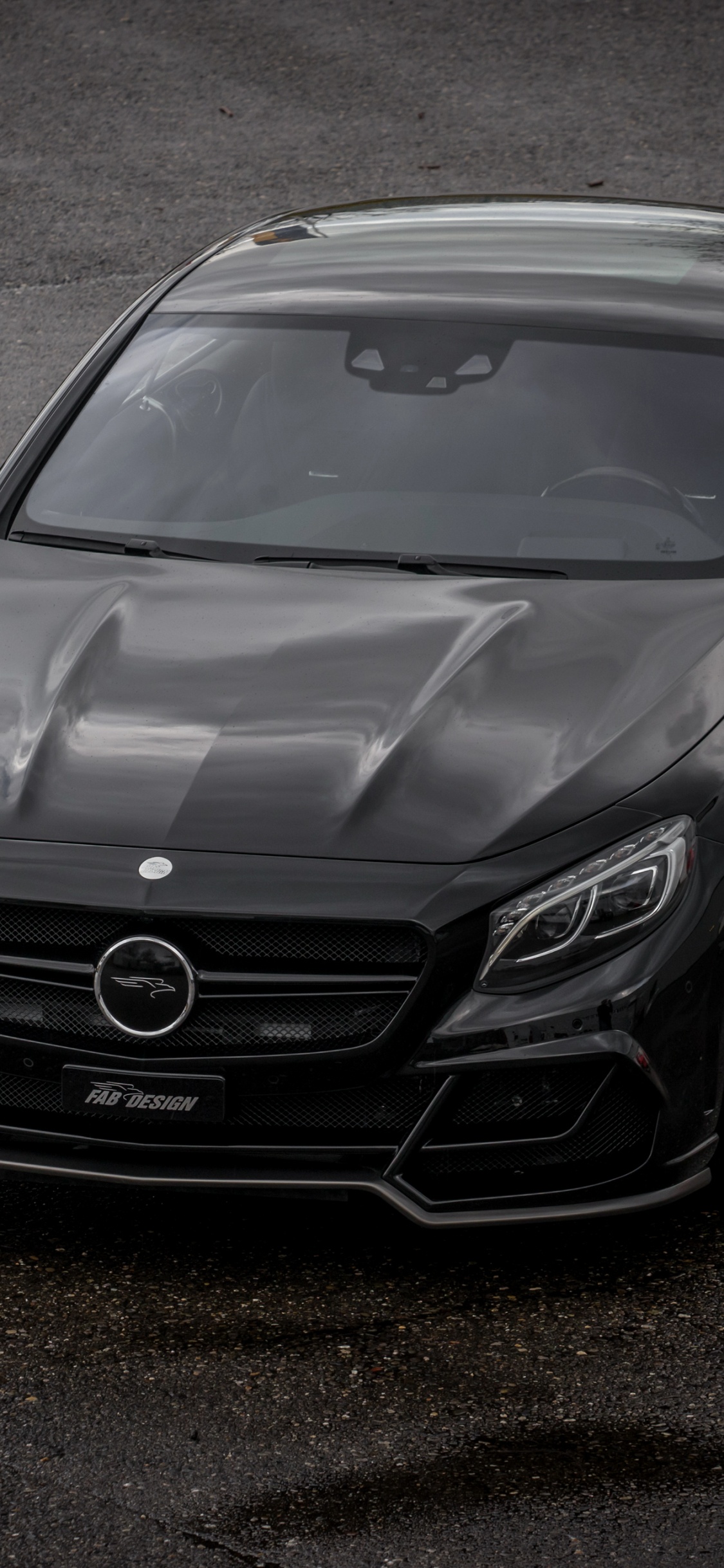 Schwarzes Mercedes Benz Coupé Tagsüber Unterwegs. Wallpaper in 1125x2436 Resolution