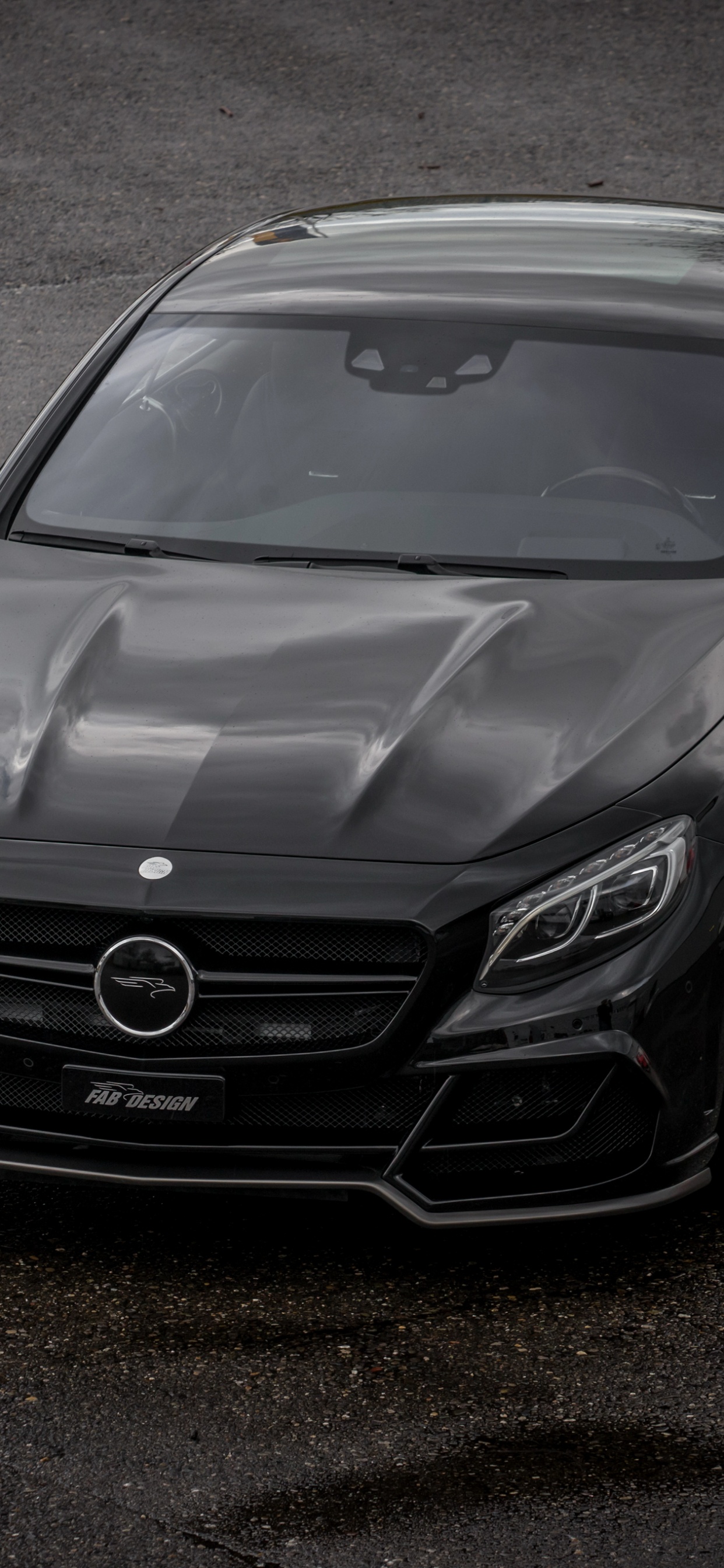 Schwarzes Mercedes Benz Coupé Tagsüber Unterwegs. Wallpaper in 1242x2688 Resolution