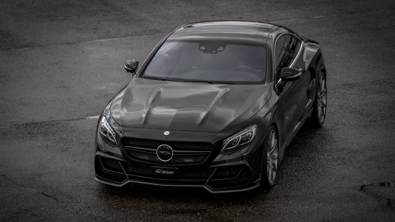 Schwarzes Mercedes Benz Coupé Tagsüber Unterwegs. Wallpaper in 1280x720 Resolution