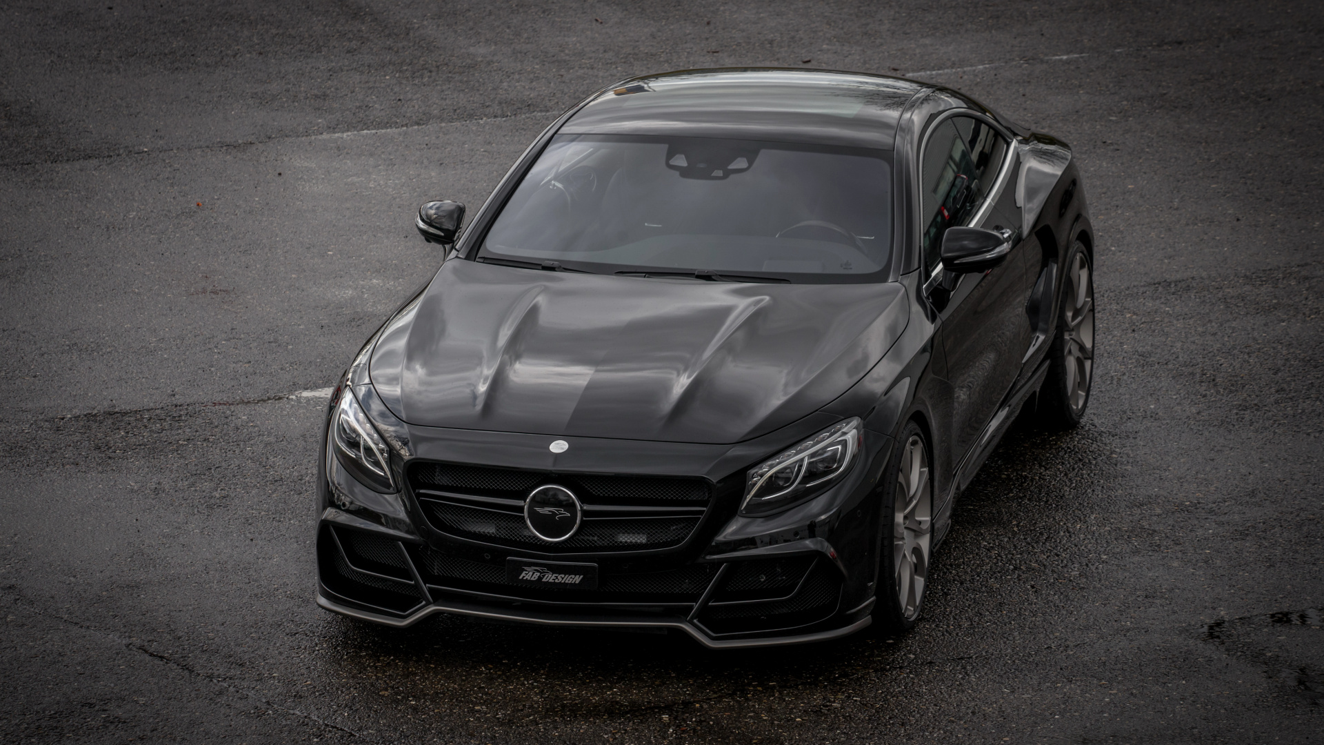 Schwarzes Mercedes Benz Coupé Tagsüber Unterwegs. Wallpaper in 1920x1080 Resolution