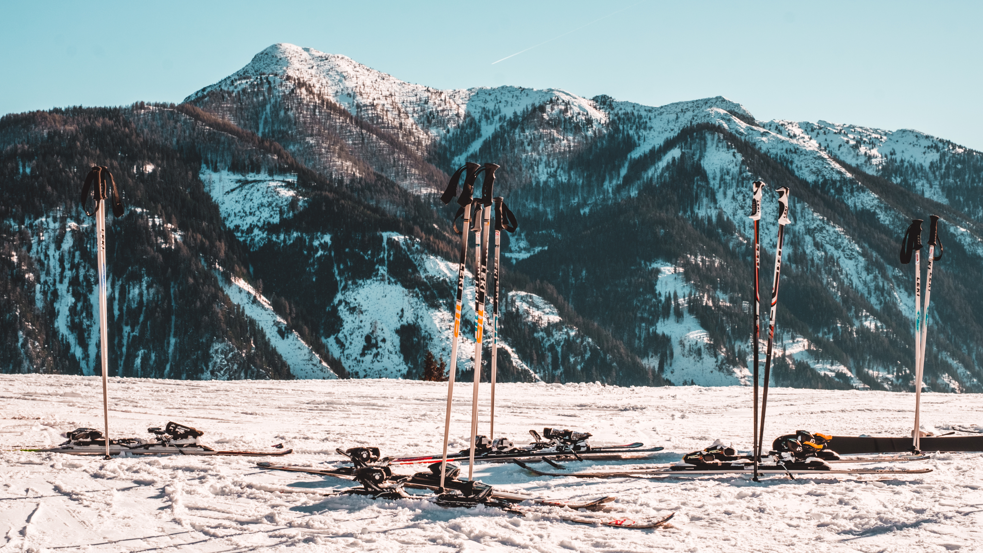 La Gente en la Montaña Cubierta de Nieve Durante el Día.. Wallpaper in 3840x2160 Resolution