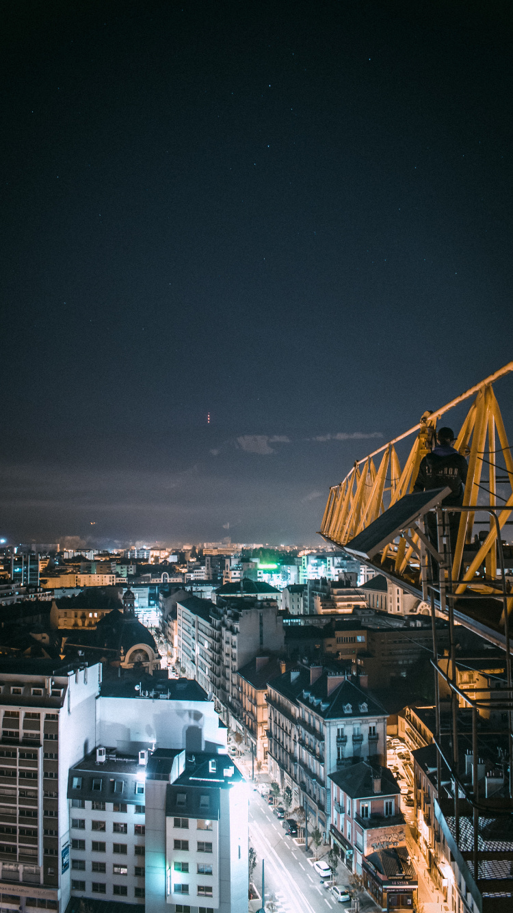 Grue en Métal Jaune Près Des Bâtiments de la Ville Pendant la Nuit. Wallpaper in 750x1334 Resolution